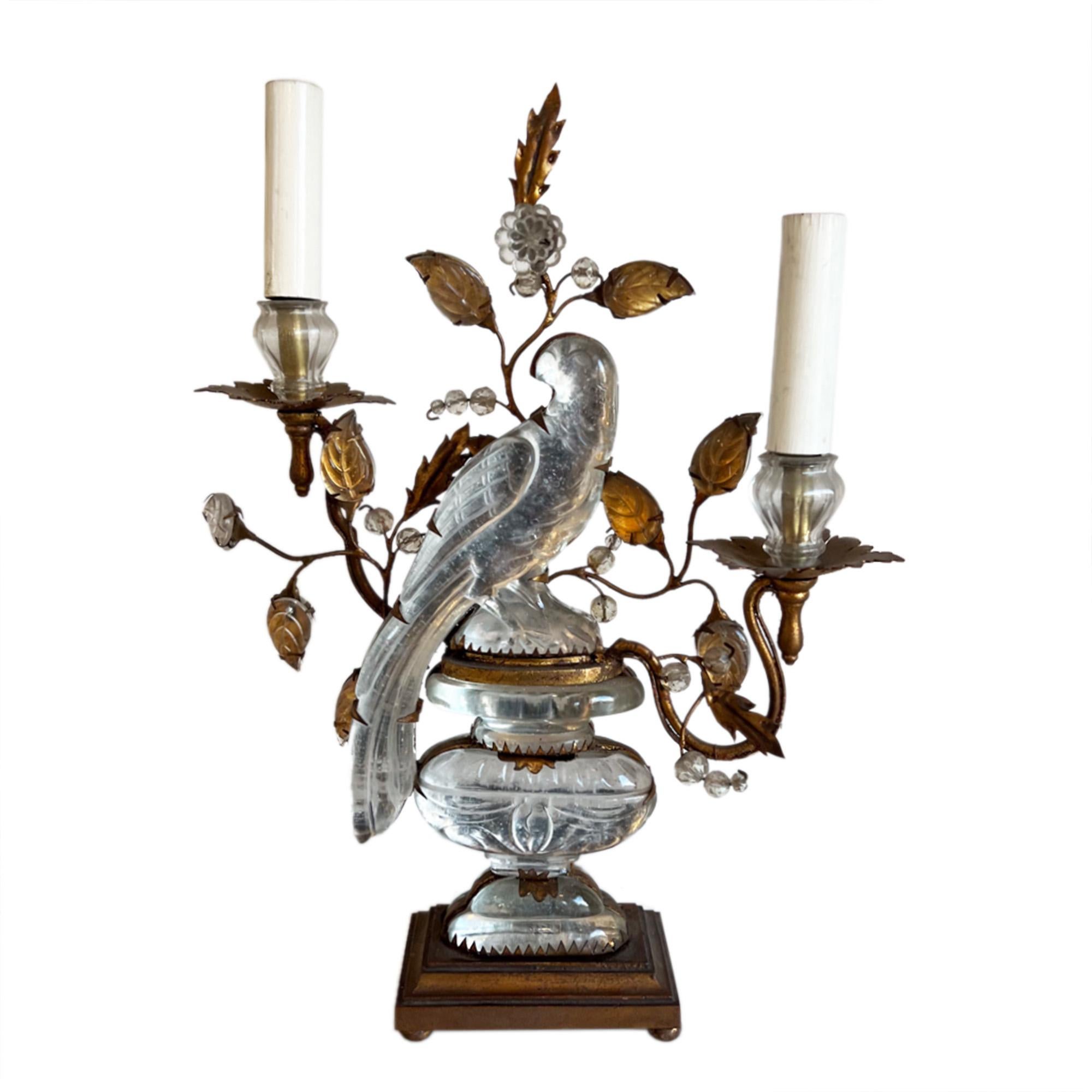 Ein seltenes Paar Tischlampen von Maison Bagùes mit Papageien und Urnen (Französisch) im Angebot