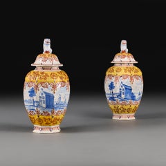 Rare paire de vases polychromes de Delft du milieu du XIXe siècle