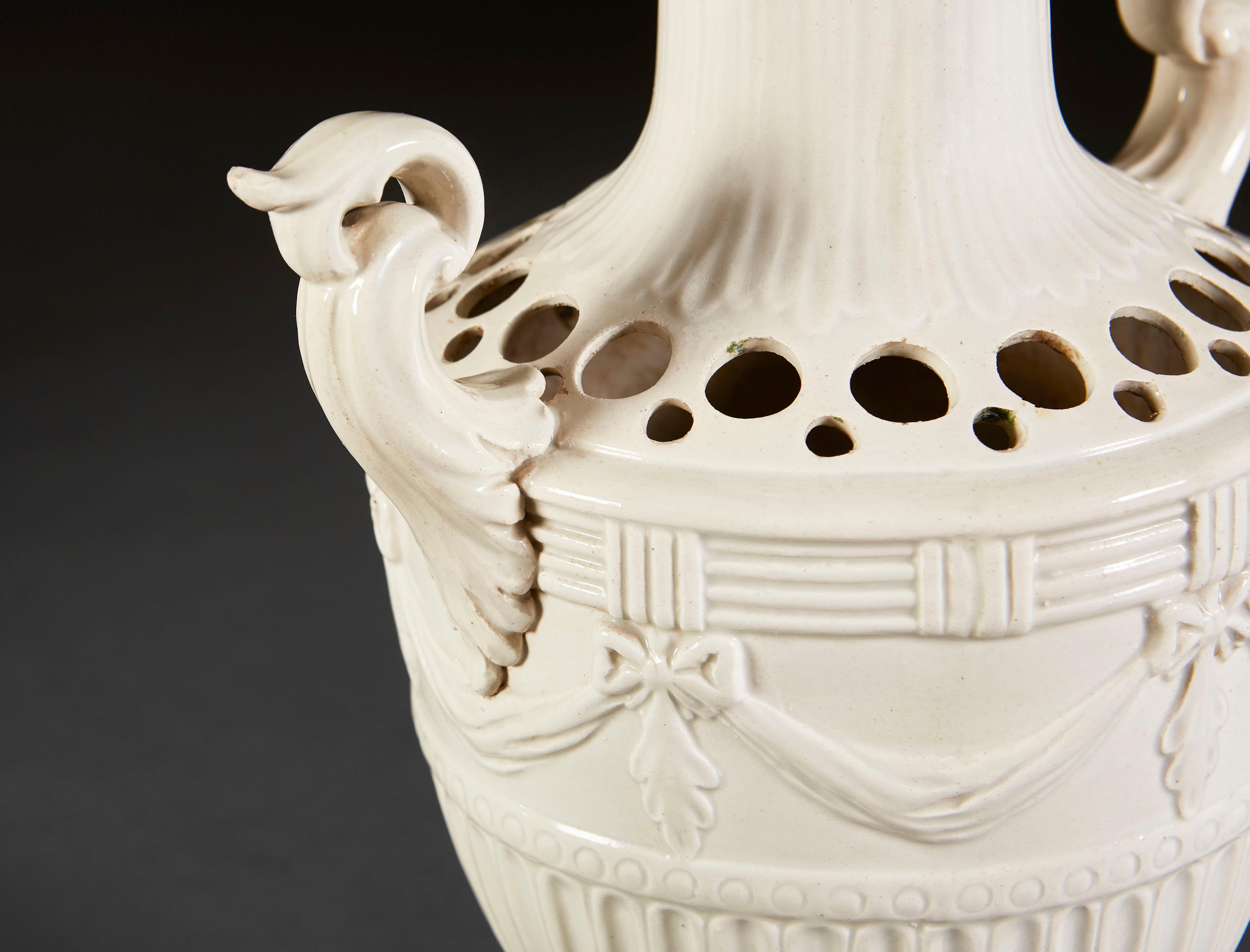Rare Pair of Neopolitan Creamware Urns In Good Condition In London, GB