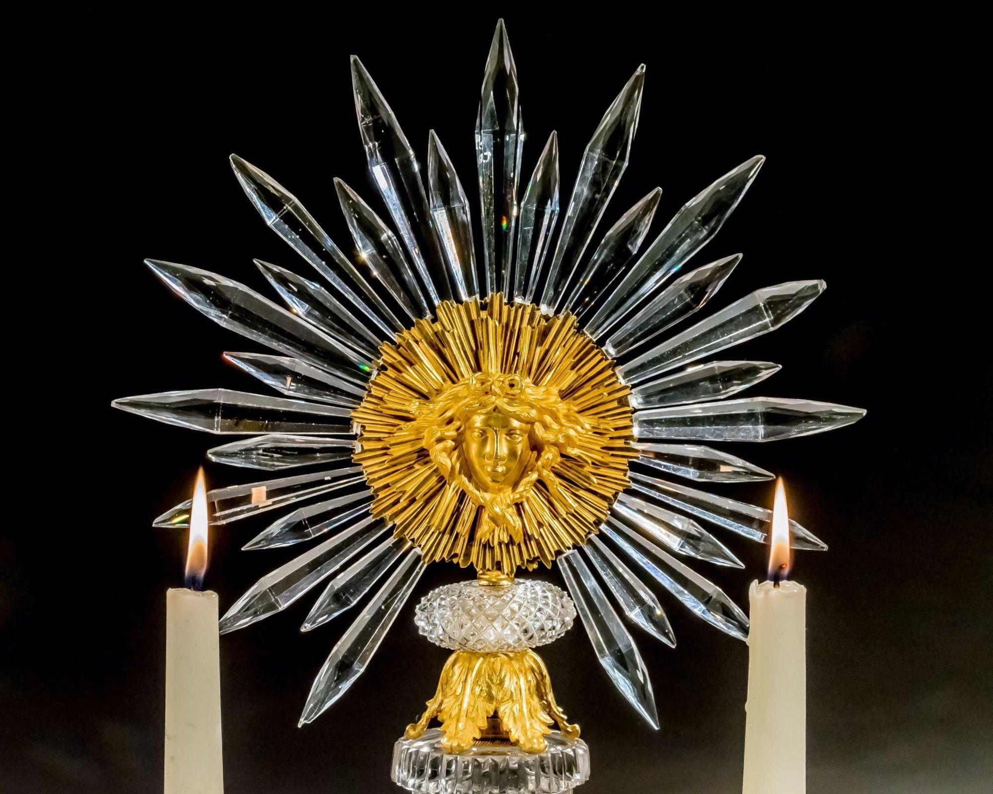 Une fabuleuse paire de candélabres en verre taillé montés en bronze doré de forme Sunburst attribuée à Apsley Pellatt. Les bases rondes à gradins avec colonne en forme de diamant surmontée de branches jumelles en bronze doré, portent des lèchefrites