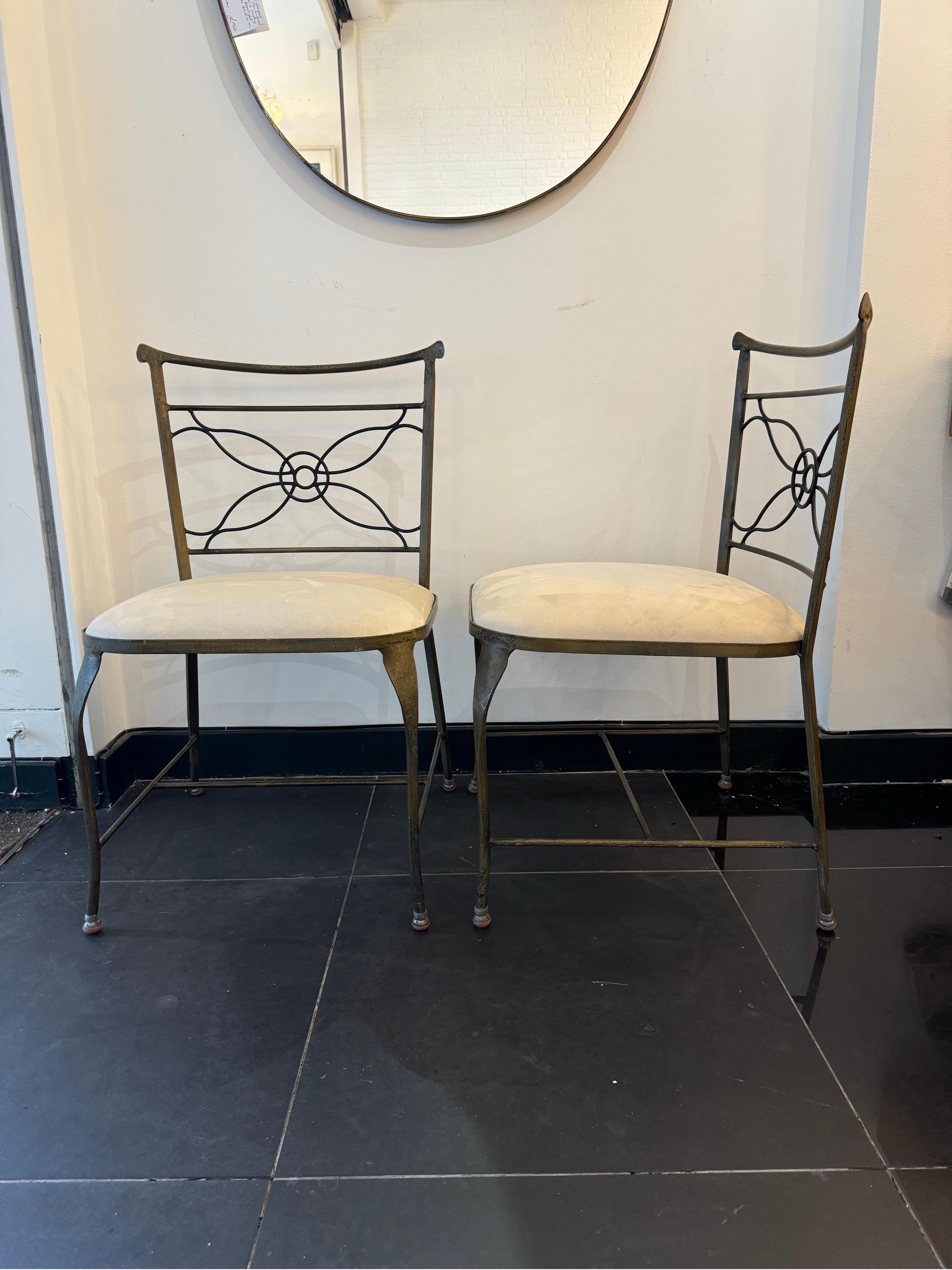 Rarísima pareja de sillas auxiliares Art Decó de hierro forjado y forjadas a mano, diseñadas exclusivamente por René Prou para el exquisito Hotel Claridge's de Londres  . Década de 1930 . 