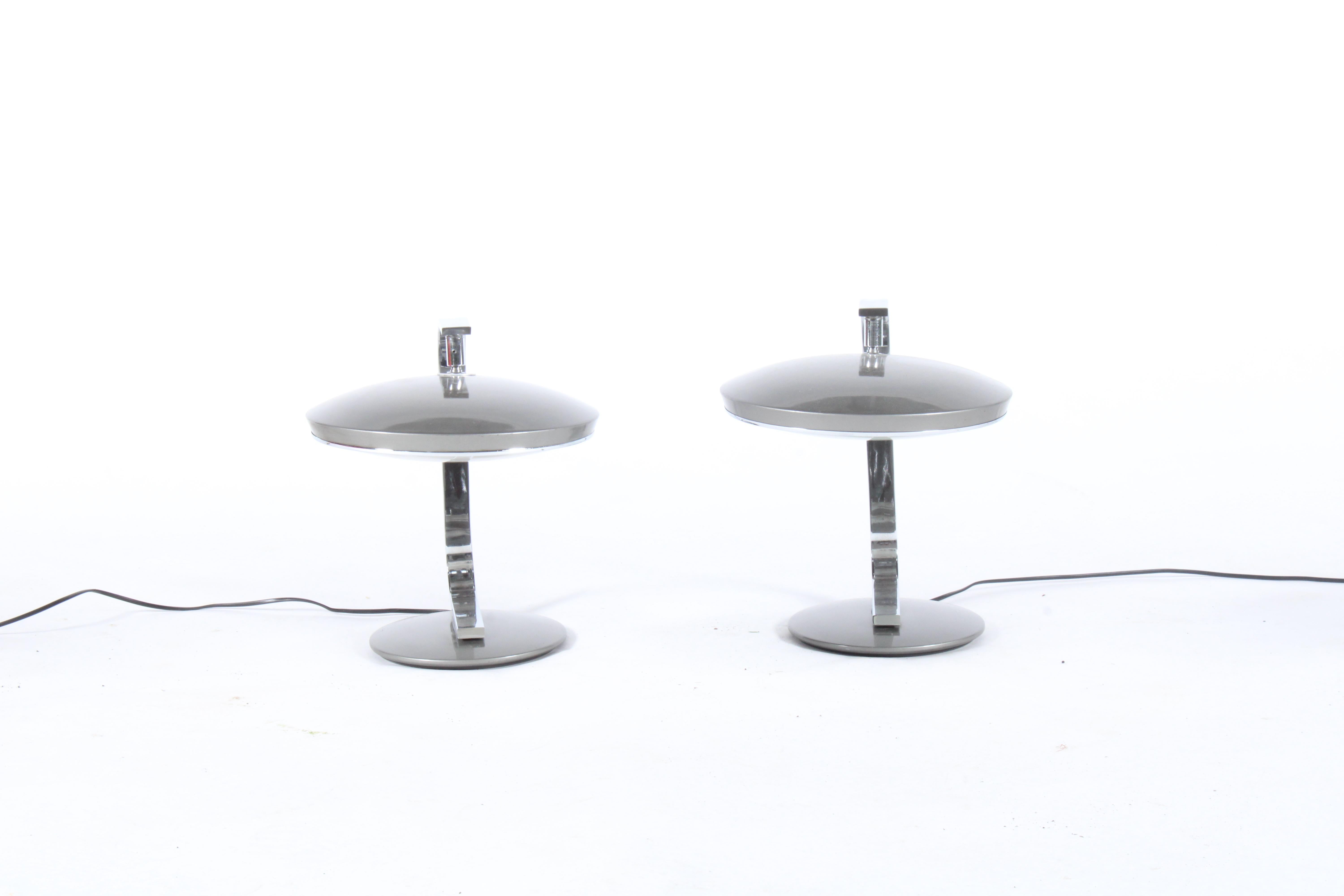 Rare Pair of Vintage Model 520 C Fase Table Lamps For Sale 3