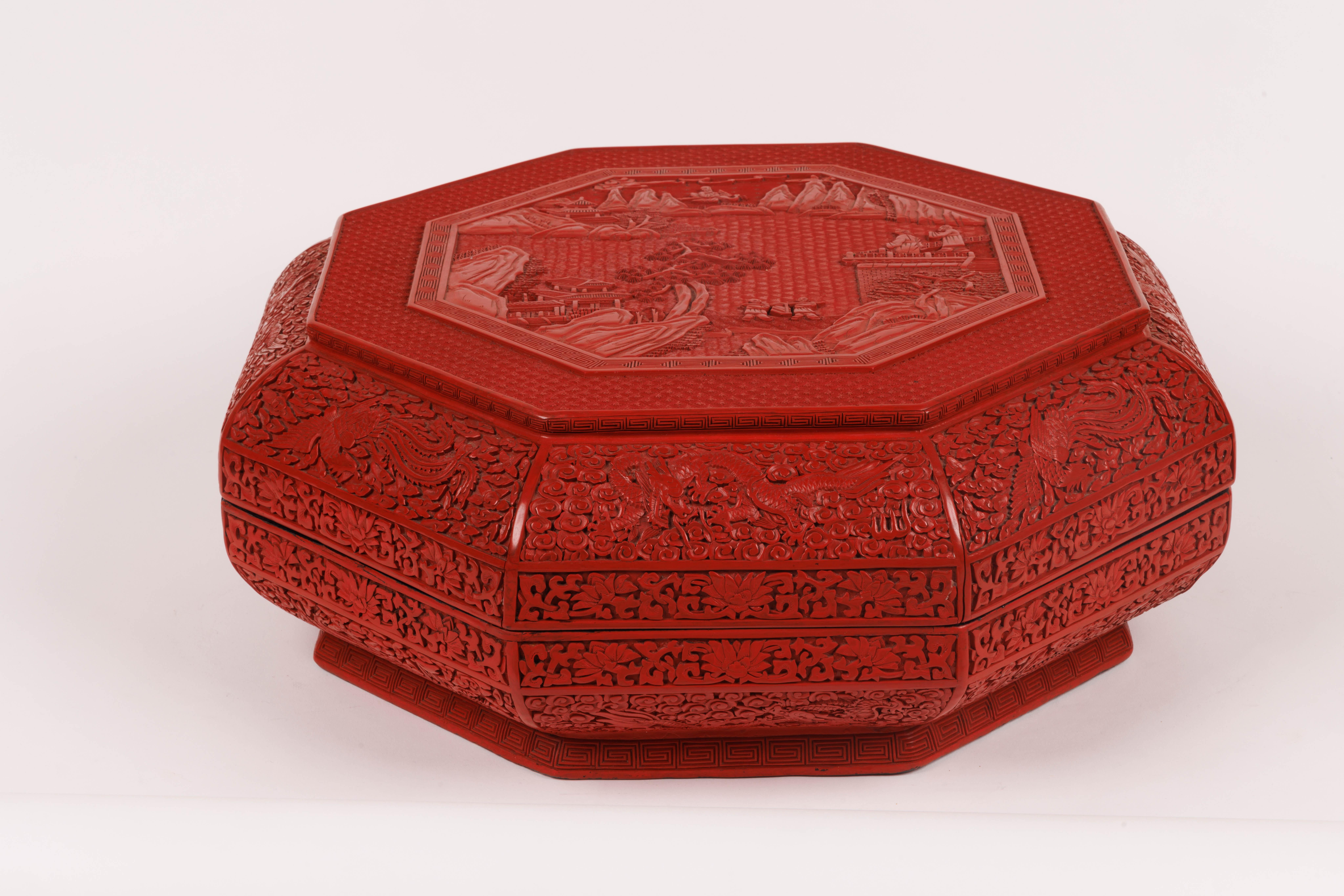 Seltene chinesische Zinnoberlackdose mit Deckel in Palastgröße, Qing-Dynastie

Diese Schachtel mit Deckel in Palastgröße ist ein seltenes und exquisites Kunstwerk, das im 19. Jahrhundert während der Qing-Dynastie hergestellt wurde, die für ihre