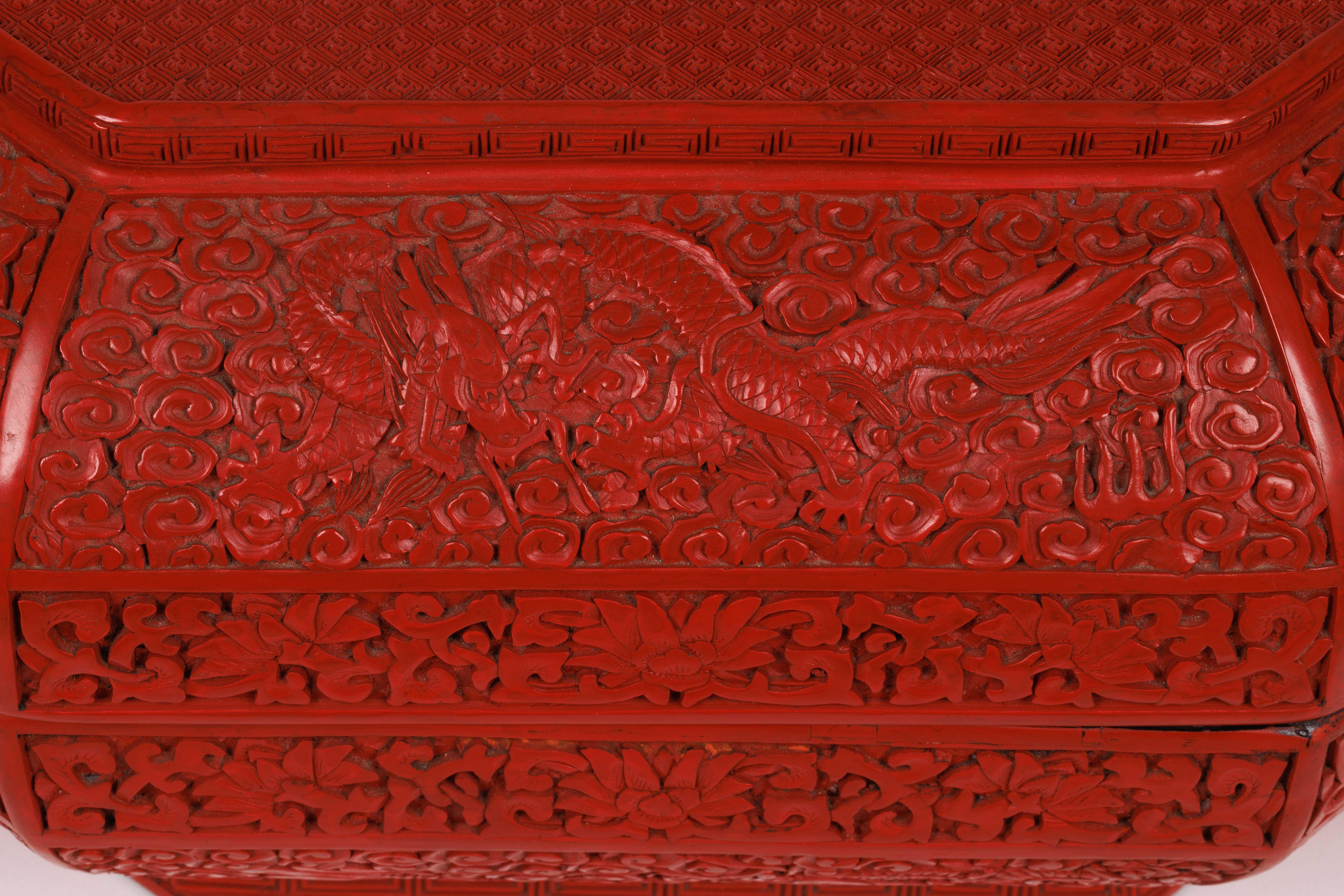 Seltene chinesische geschnitzte Cinnabar-Lack-Figurenschachtel und Deckel in Palastgröße, Qing (Chinesisch) im Angebot