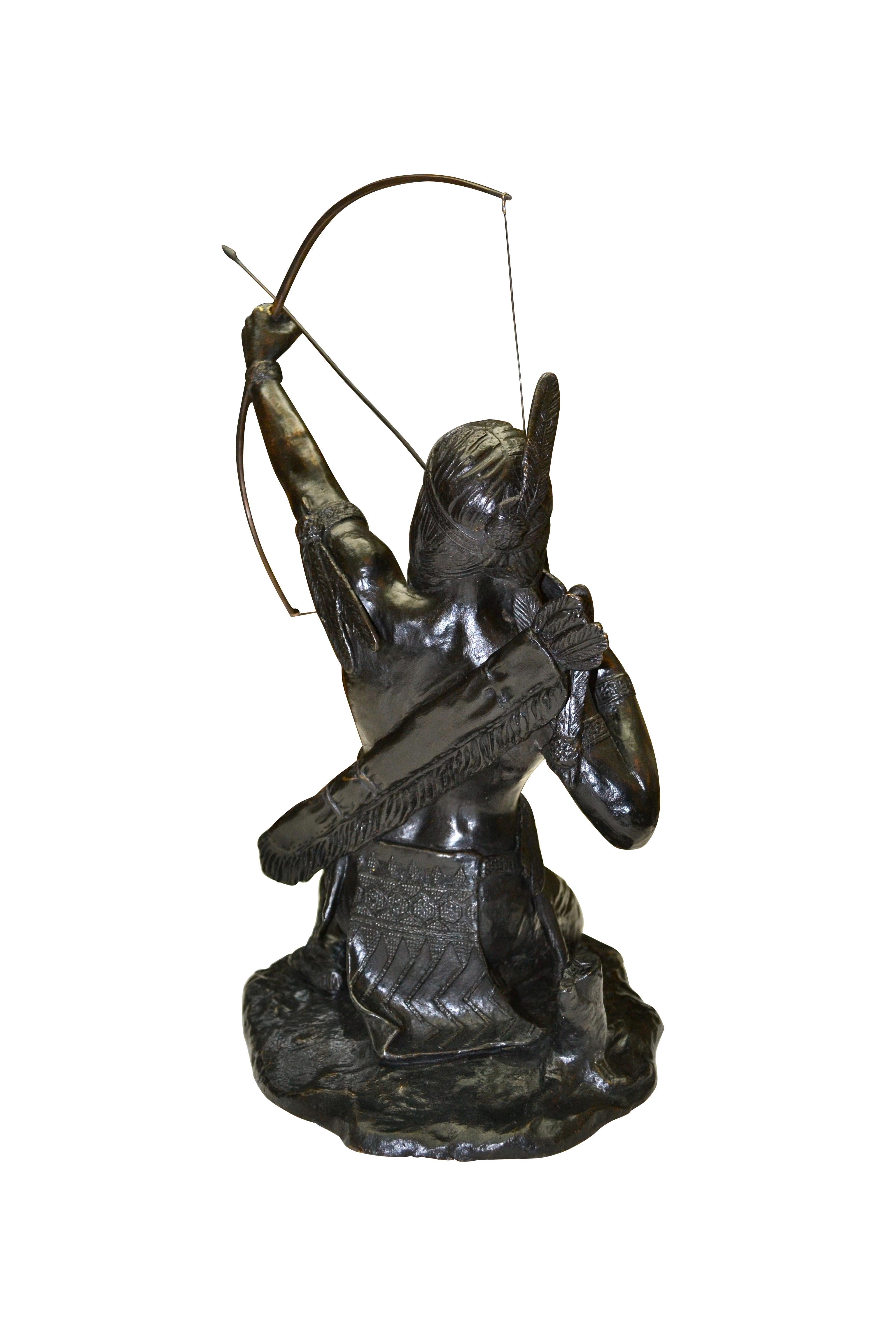 Rare statue en bronze patiné d'un Indien d'Amérique Archer à la chasse en vente 1