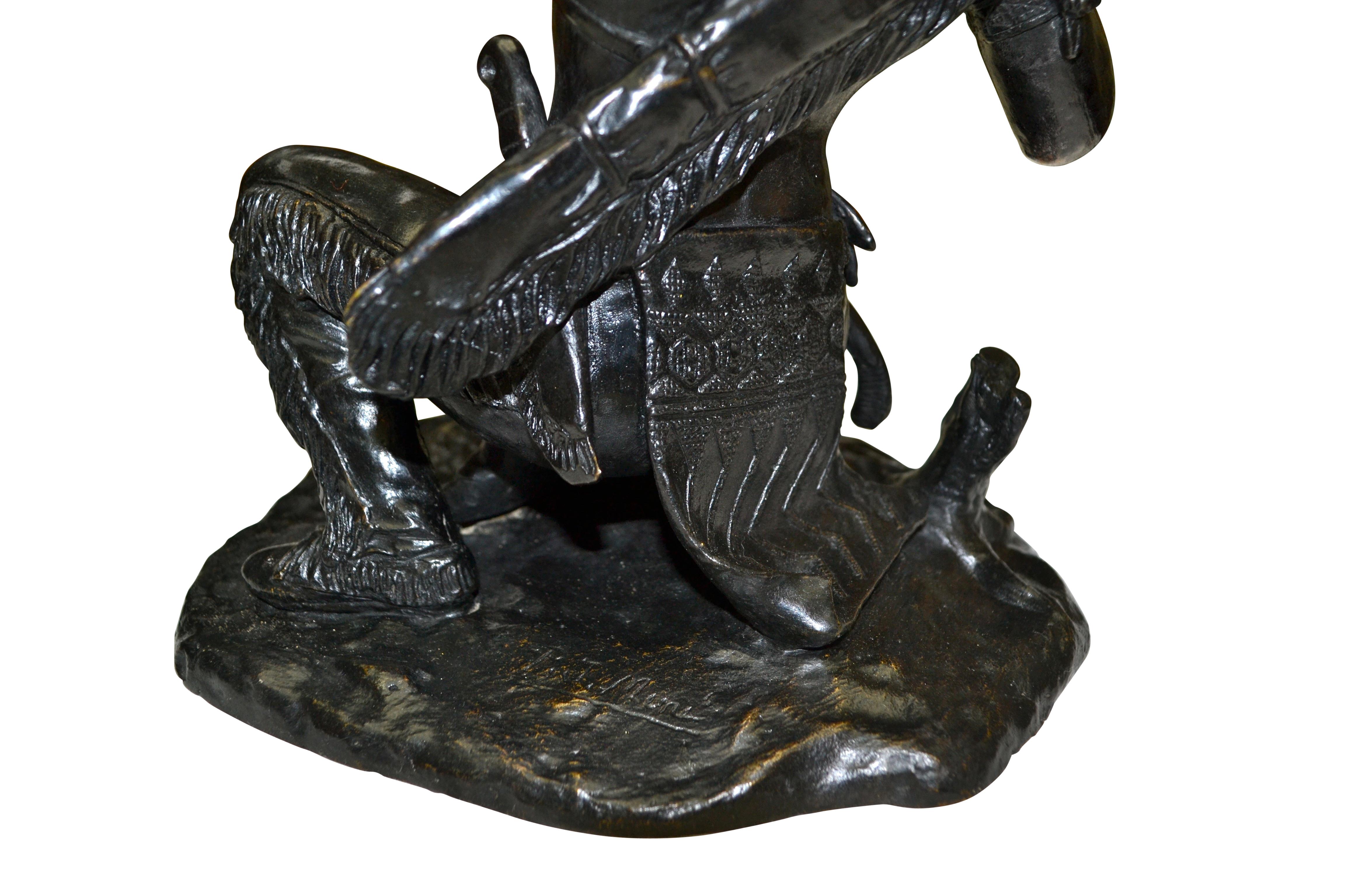 Rare statue en bronze patiné d'un Indien d'Amérique Archer à la chasse en vente 4