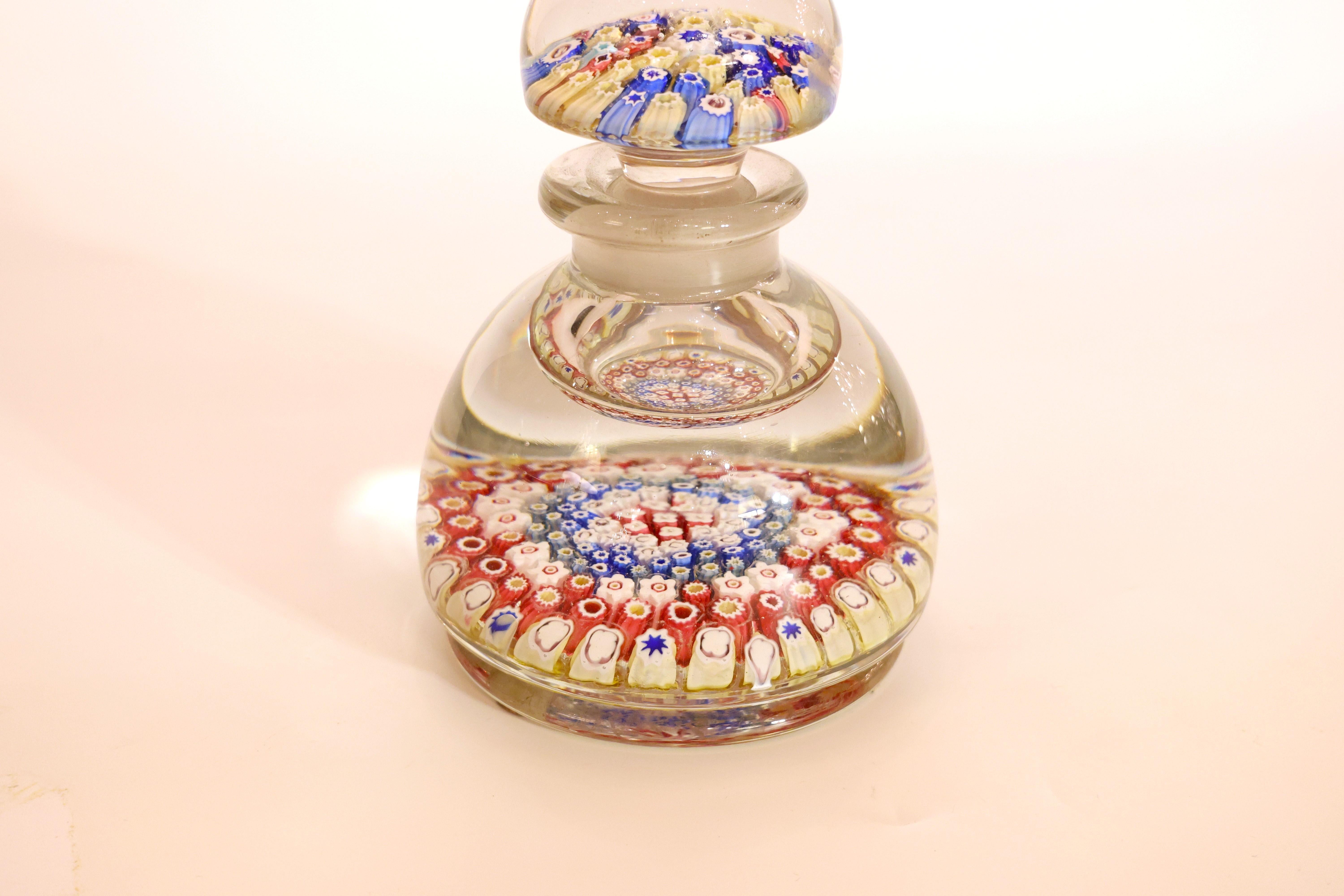 Mid-Century moderno Una rara bottiglia fermacarte in vetro Millefiori di Paul Ysart, attribuita a una confezione ravvicinata in vendita