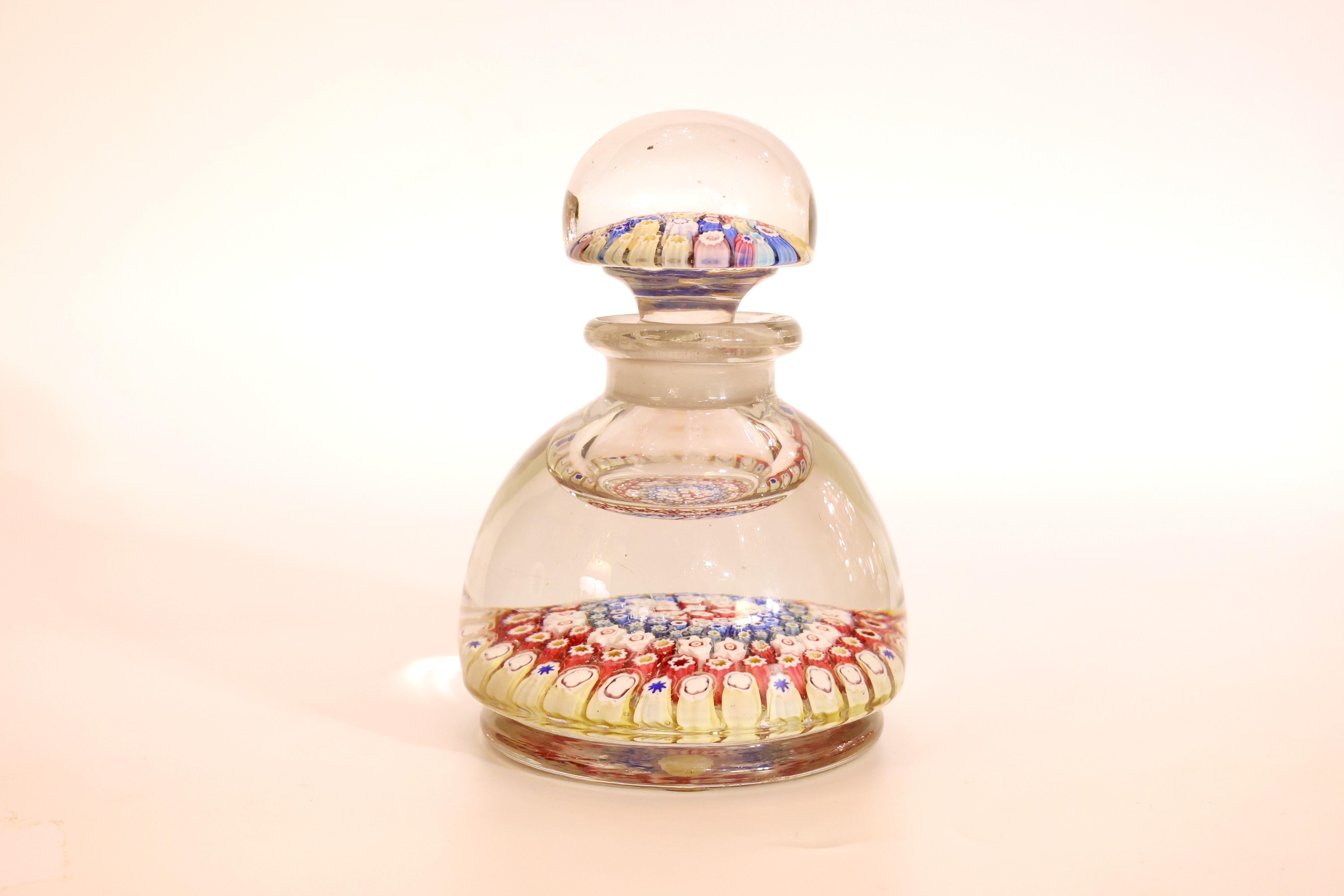 Fatto a mano Una rara bottiglia fermacarte in vetro Millefiori di Paul Ysart, attribuita a una confezione ravvicinata in vendita