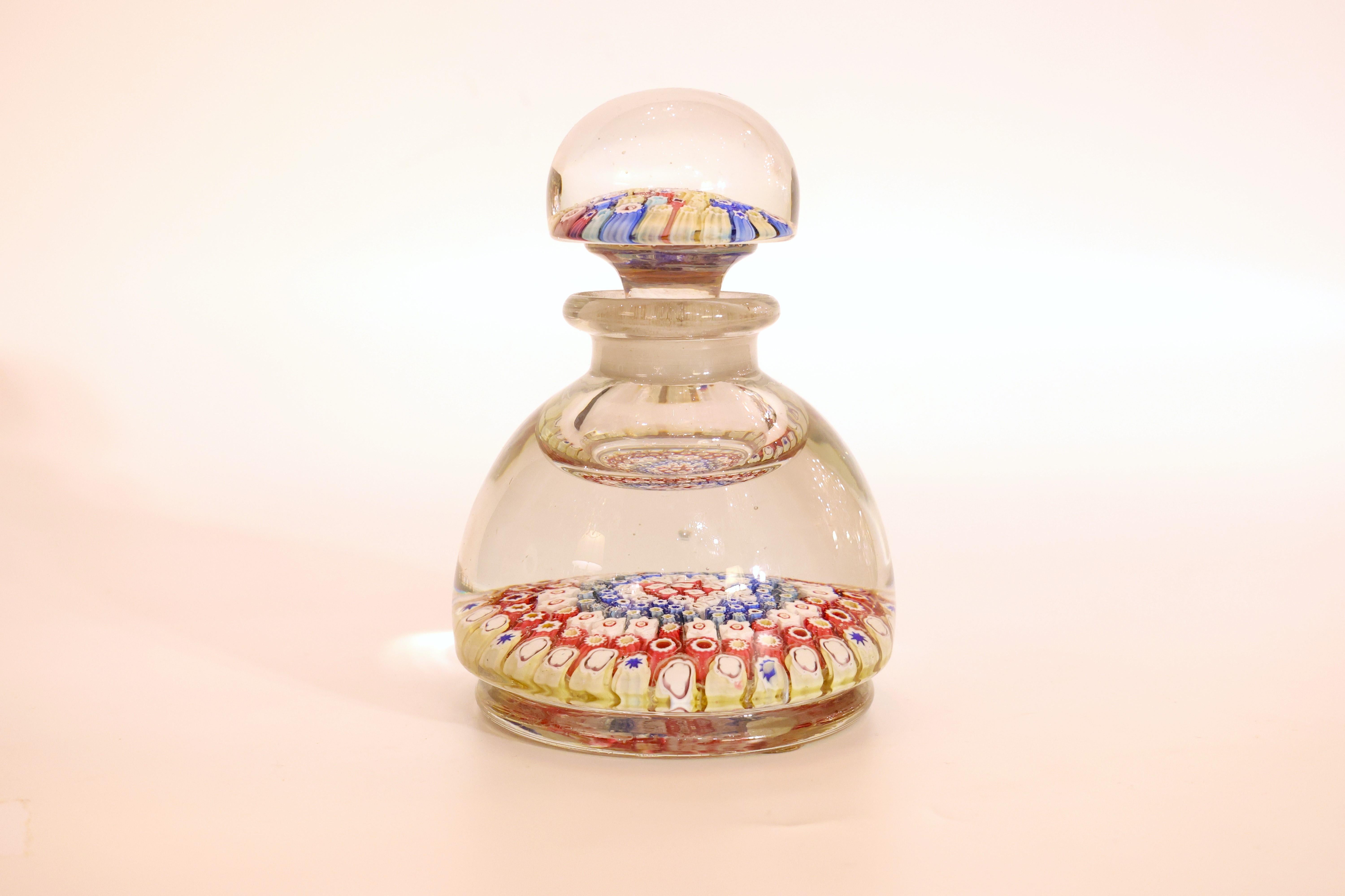 Una rara bottiglia fermacarte in vetro Millefiori di Paul Ysart, attribuita a una confezione ravvicinata In condizioni buone in vendita a New York, NY