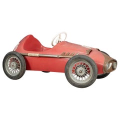 Rare voiture à pédales fabriquée par Pines:: Italie:: vers 1964