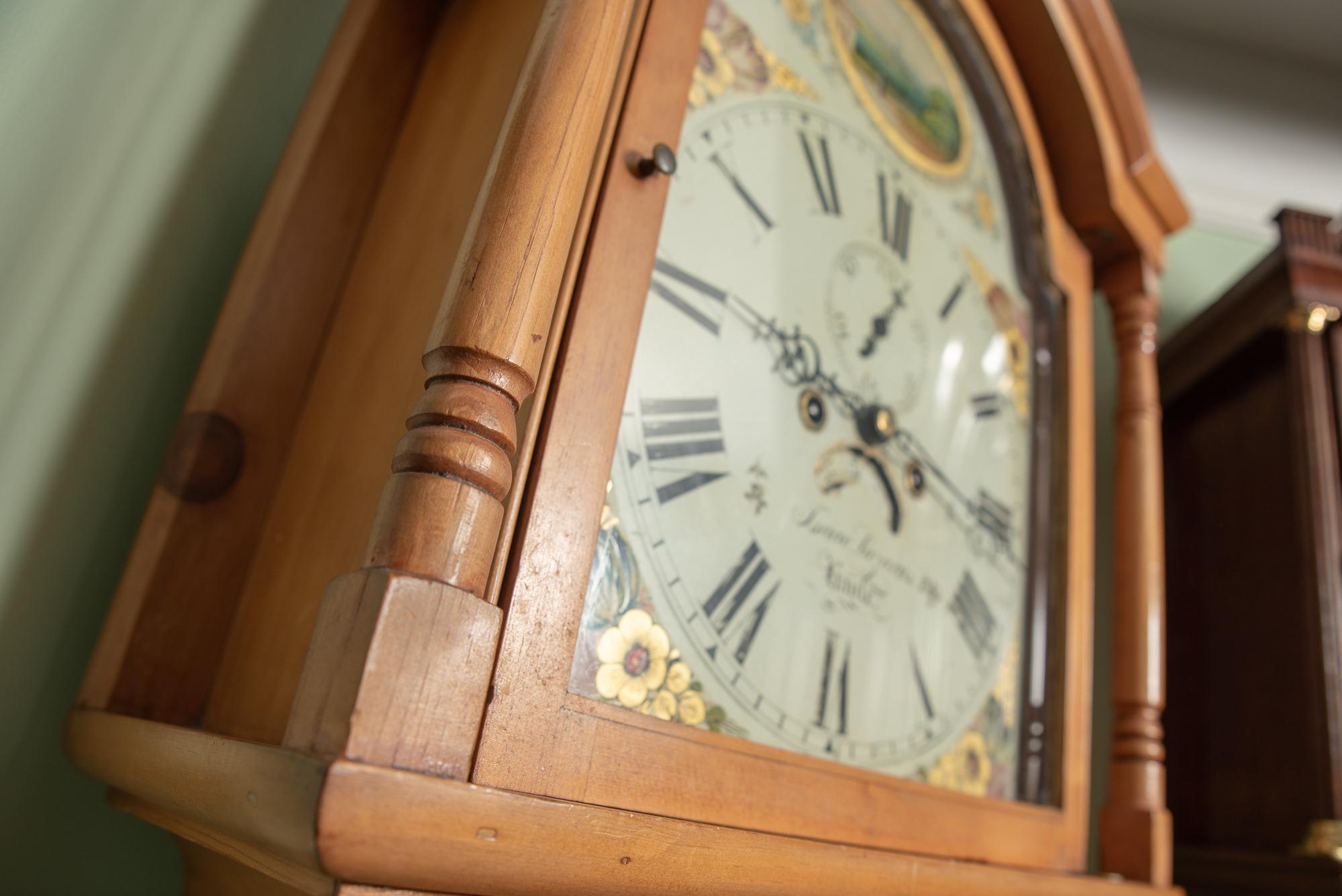 Seltene achttägige Kiefernholz-Standuhr mit einer Glocke von Isaac Lazarus (Spätviktorianisch) im Angebot