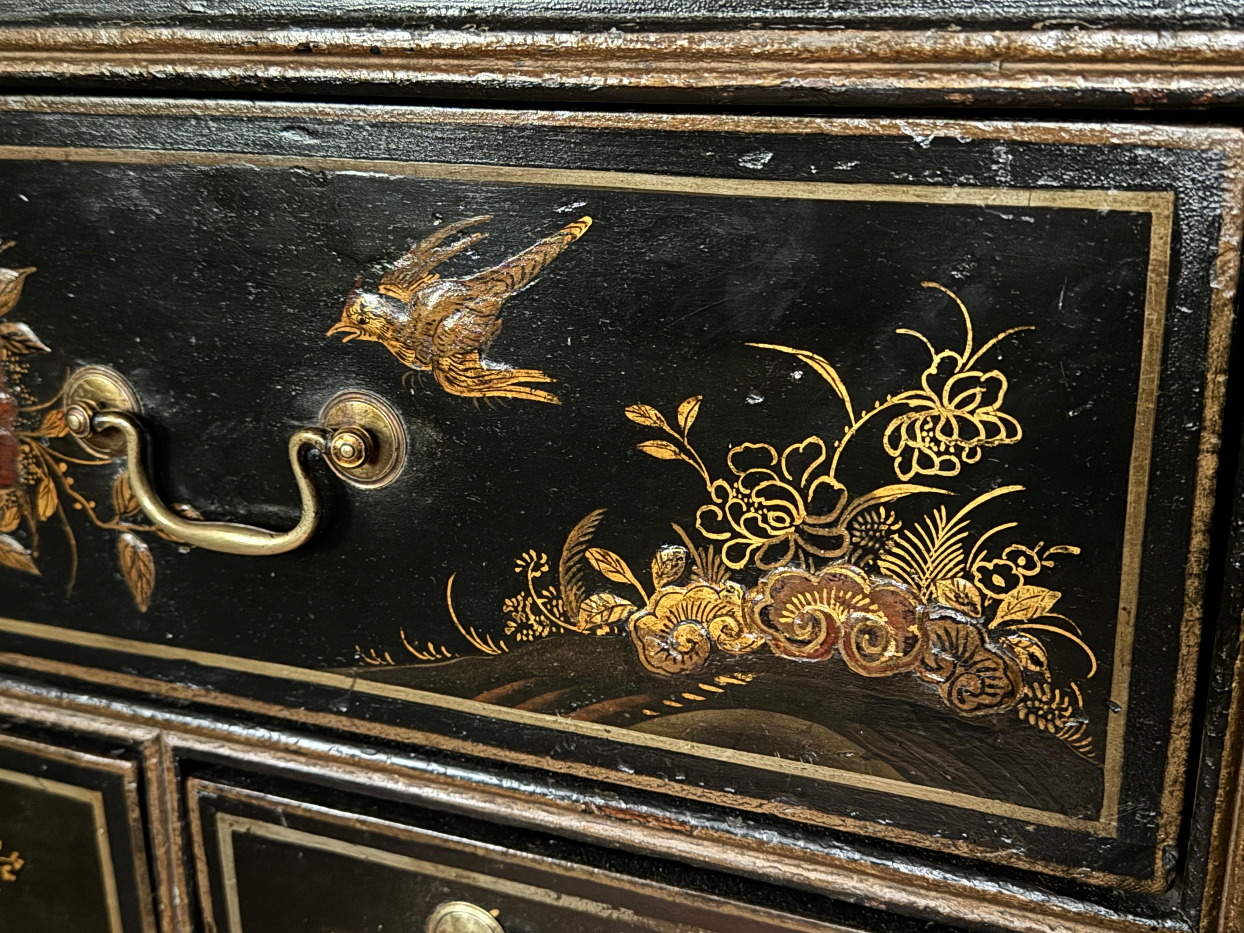 Una sofisticata cassapanca in cineserie del periodo Queen Anne sollevata su eleganti gambe a cabriola con dettagli intagliati a 