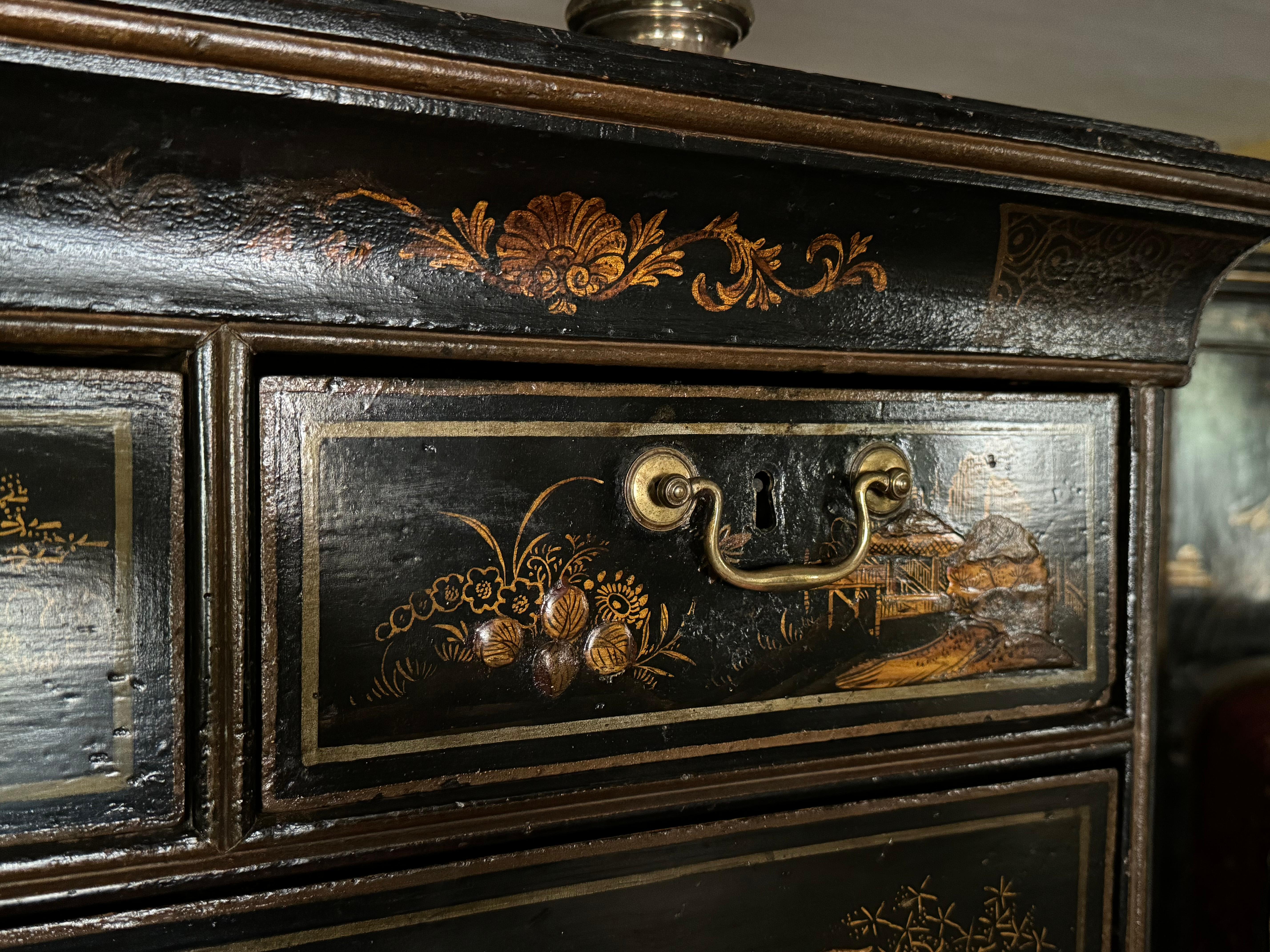 Regina Anna Rara cassapanca con scacchiera su piedistallo di Queen Anne Chinoiserie in vendita