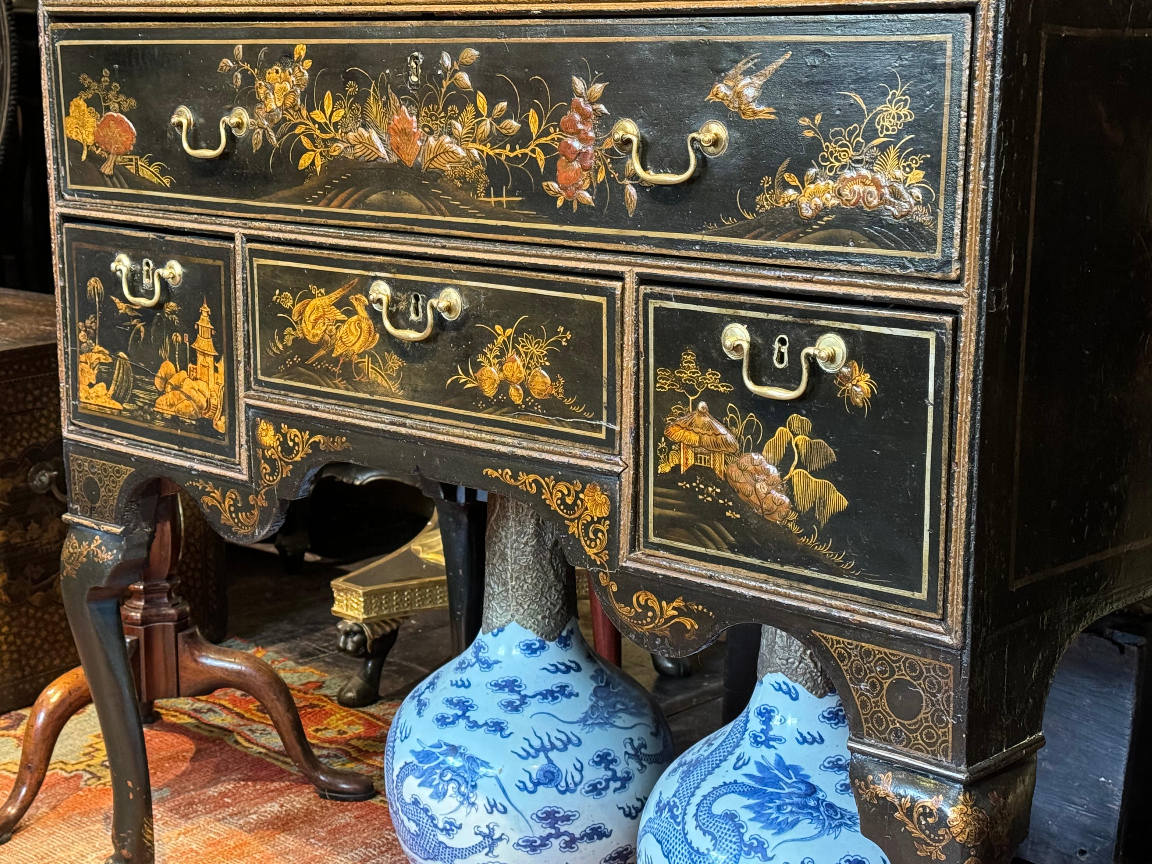 Lacca Rara cassapanca con scacchiera su piedistallo di Queen Anne Chinoiserie in vendita