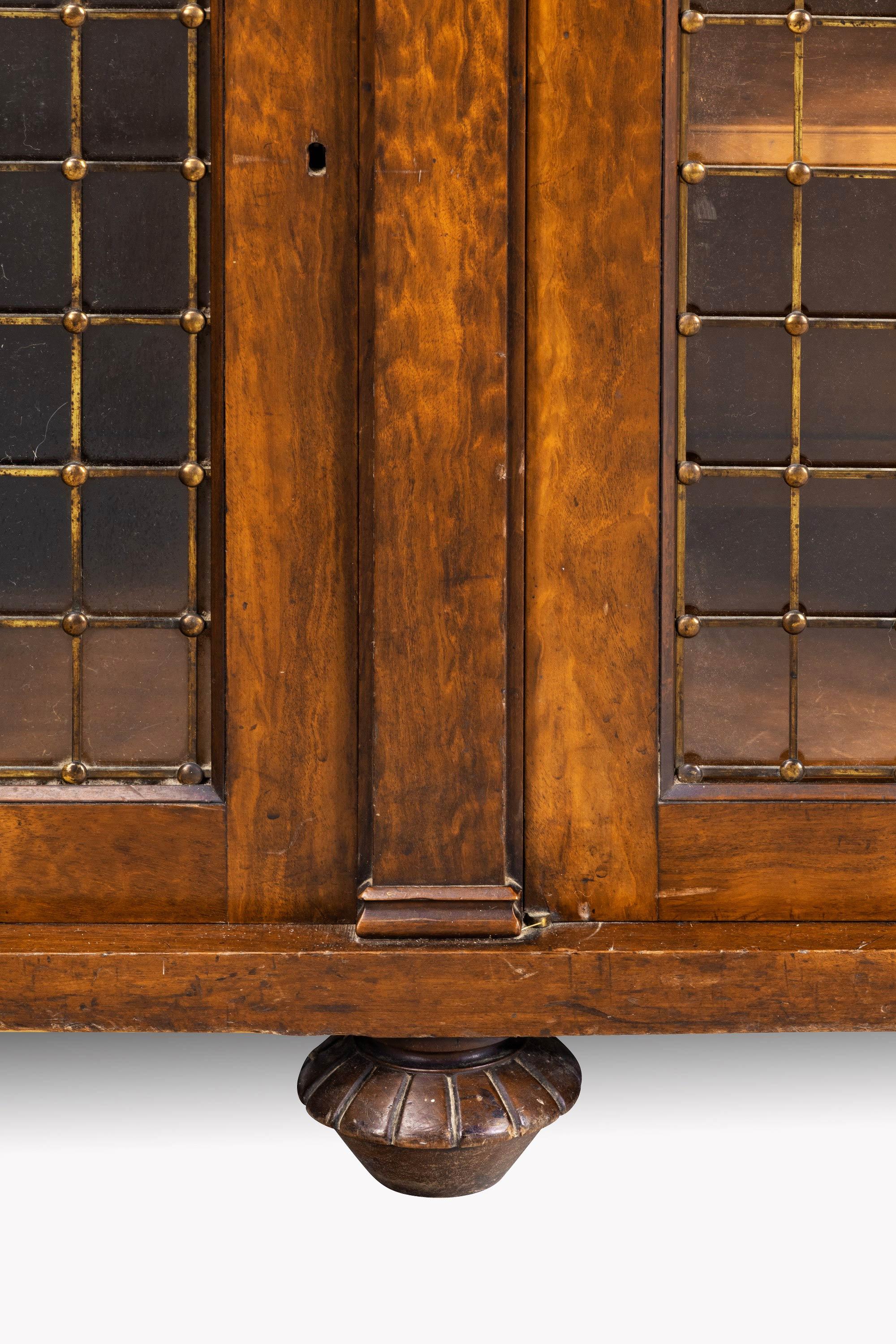 Rare Quilted Mahogany Regency Period Low Bookcase In Good Condition In Peterborough, Northamptonshire