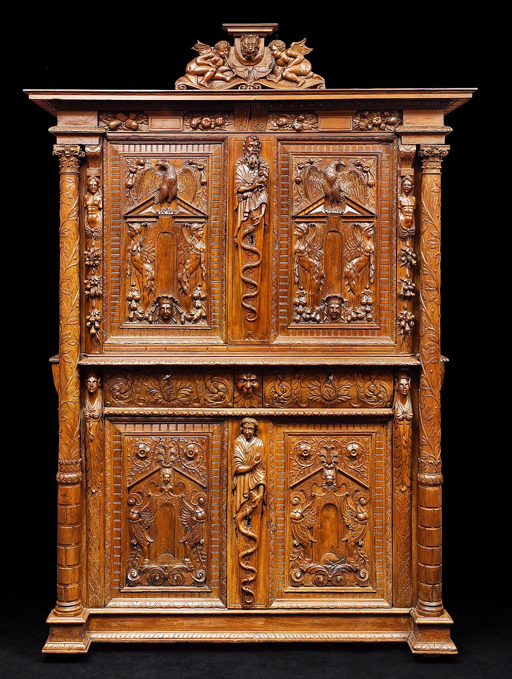 Seltenes Renaissance-Kabinett aus Nussbaumholz  Mit seinen freistehenden geschnitzten Säulen (Europäisch) im Angebot