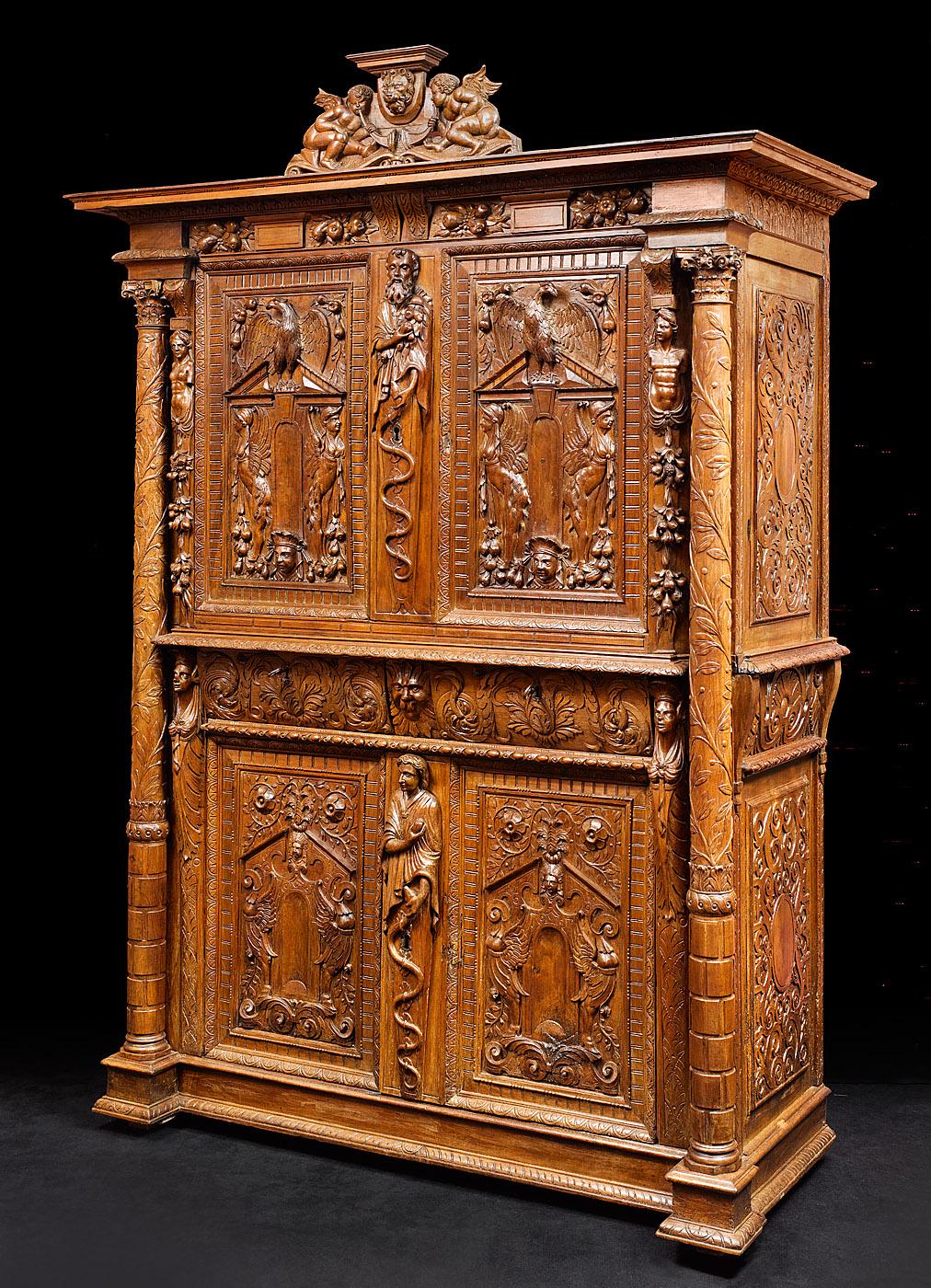 Seltenes Renaissance-Kabinett aus Nussbaumholz  Mit seinen freistehenden geschnitzten Säulen (Geschnitzt) im Angebot