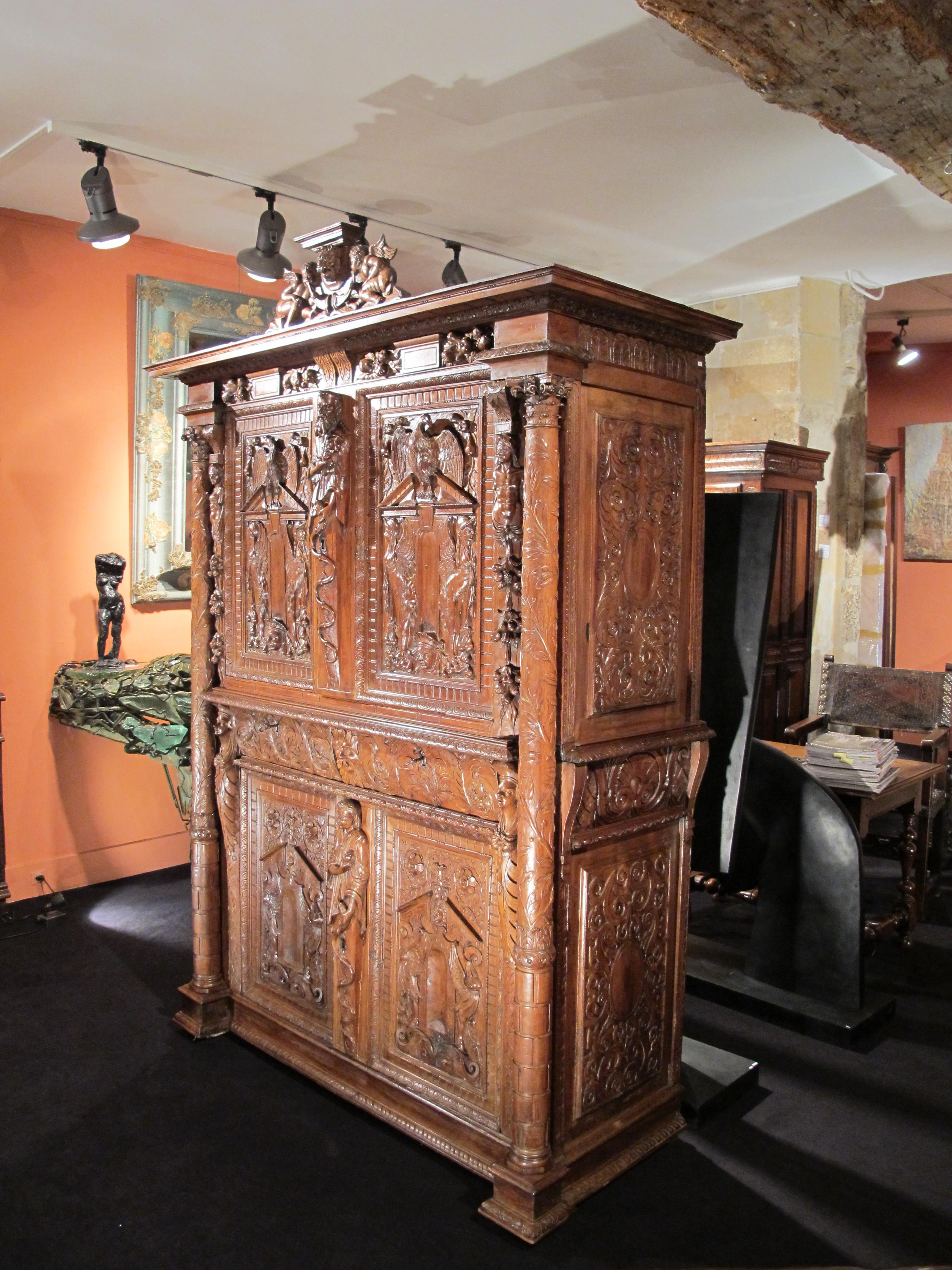 Seltenes Renaissance-Kabinett aus Nussbaumholz  Mit seinen freistehenden geschnitzten Säulen im Zustand „Gut“ im Angebot in Saint-Ouen, FR