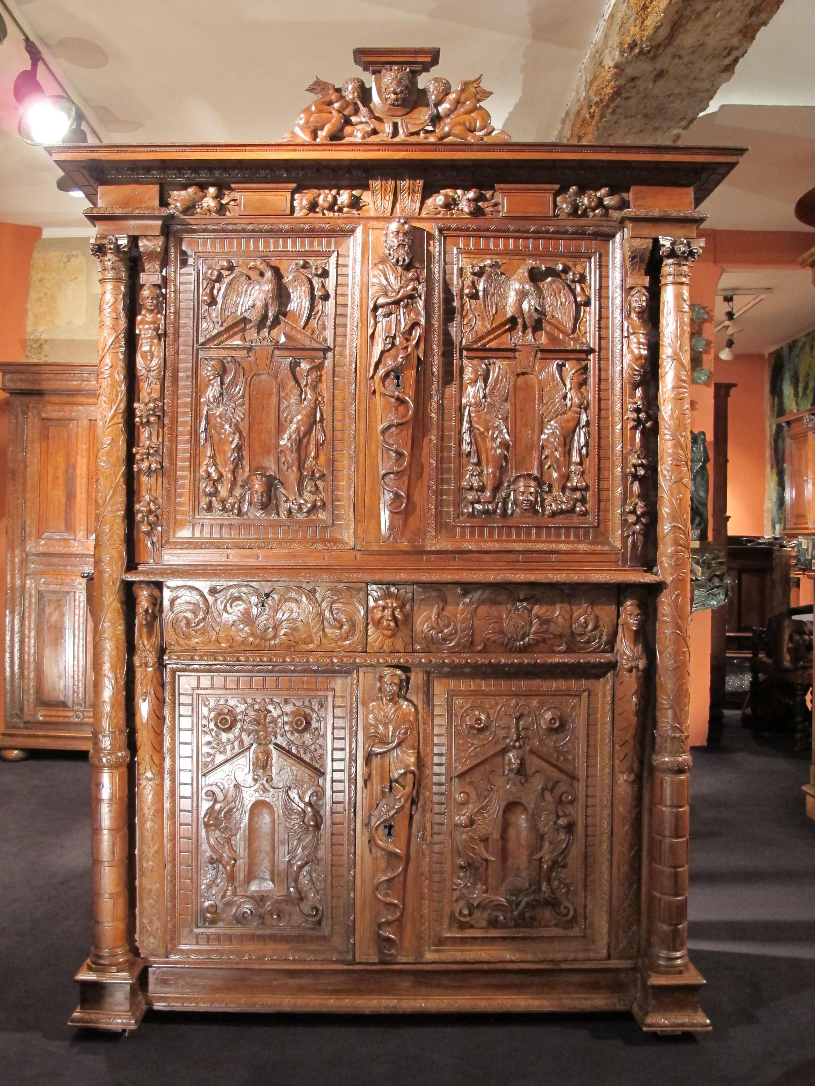 Seltenes Renaissance-Kabinett aus Nussbaumholz  Mit seinen freistehenden geschnitzten Säulen (18. Jahrhundert und früher) im Angebot