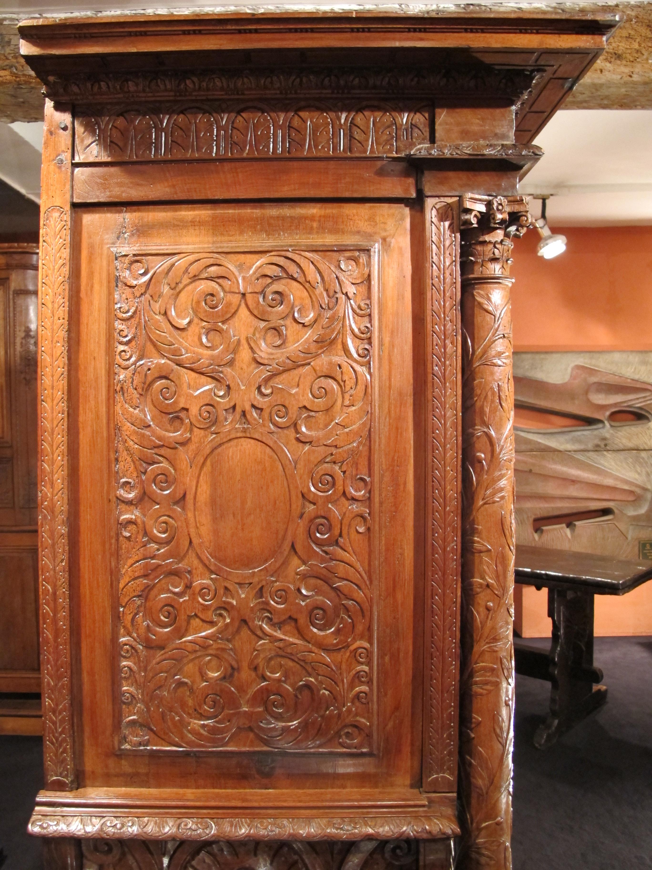 Seltenes Renaissance-Kabinett aus Nussbaumholz  Mit seinen freistehenden geschnitzten Säulen (Holz) im Angebot
