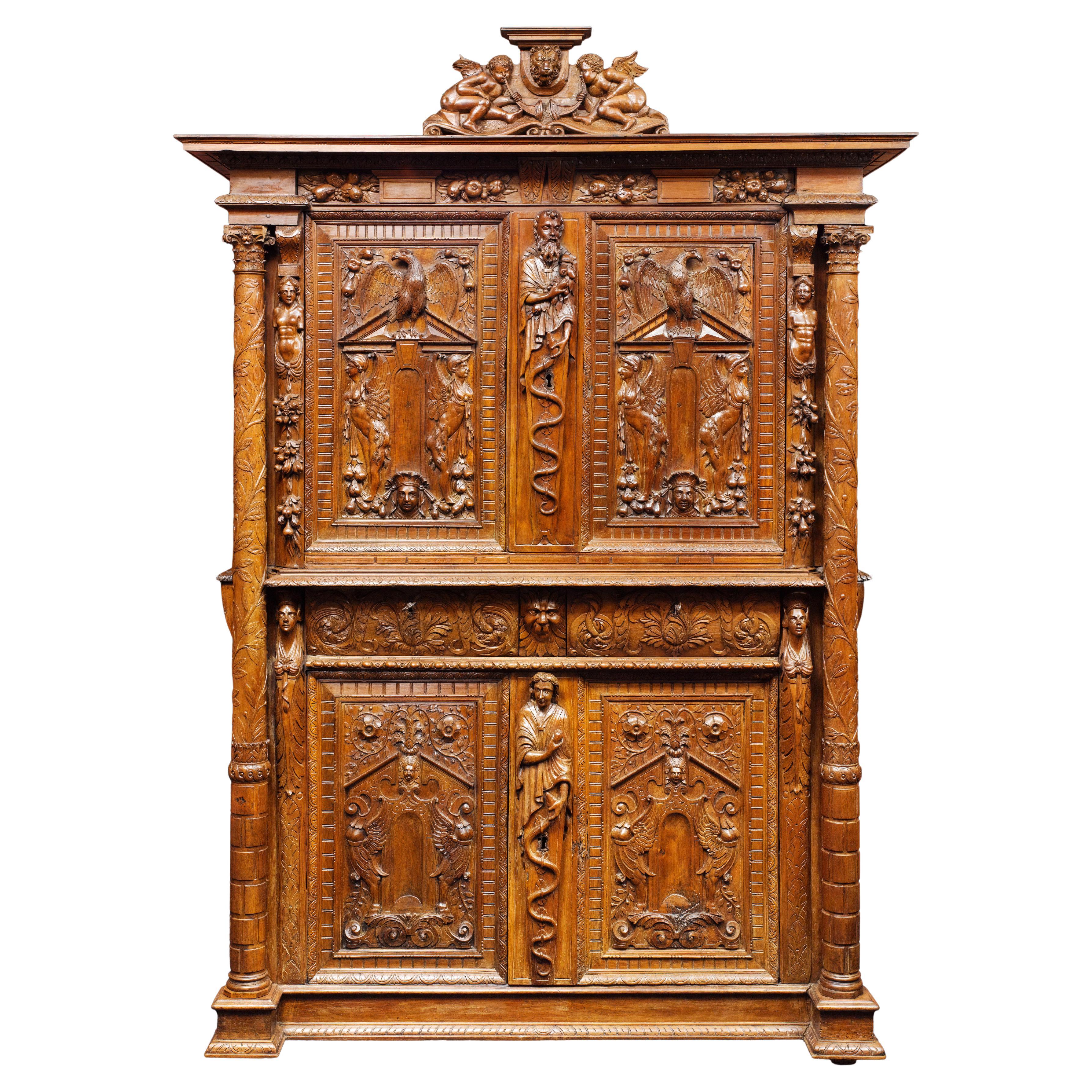 Seltenes Renaissance-Kabinett aus Nussbaumholz  Mit seinen freistehenden geschnitzten Säulen