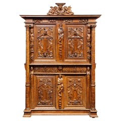 Seltenes Renaissance-Kabinett aus Nussbaumholz  Mit seinen freistehenden geschnitzten Säulen