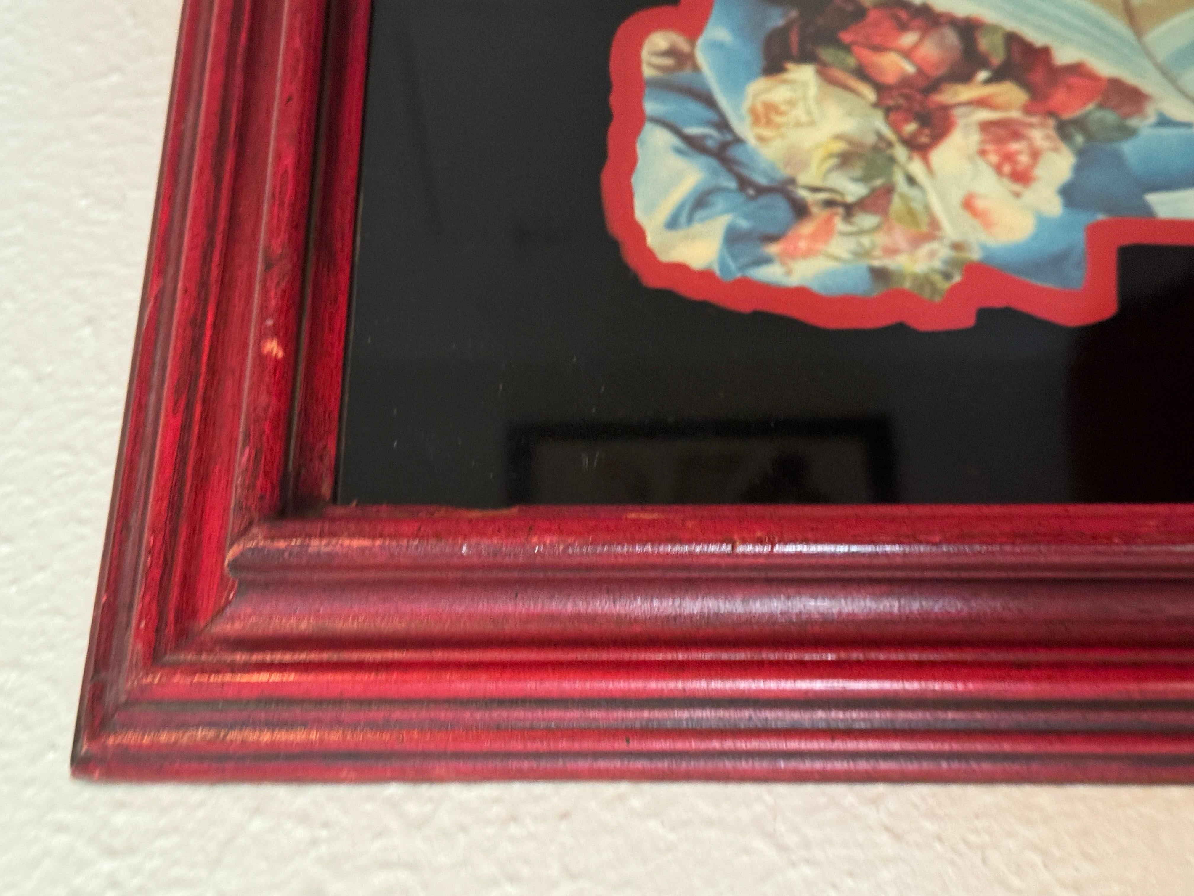 Une reproduction rare des filles du parapluie de Coca Cola dans un cadre rouge rustique. L'art du feston a été conçu à l'origine en 1918. Le cadre présente quelques traces d'usure mais est globalement en bon état. 

27