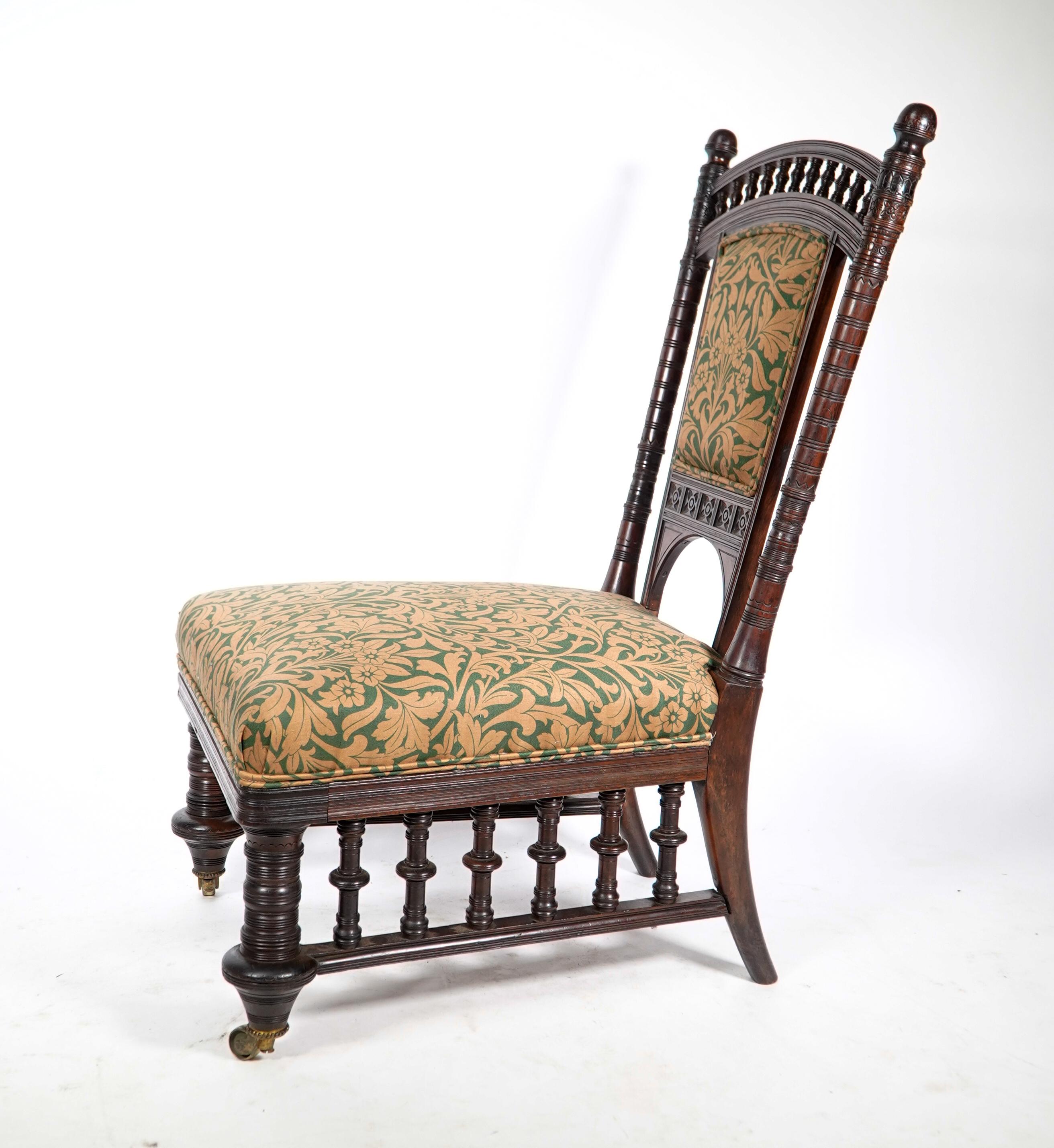 A rare Rosewood side chair with finely carved and turned details In Good Condition For Sale In London, GB