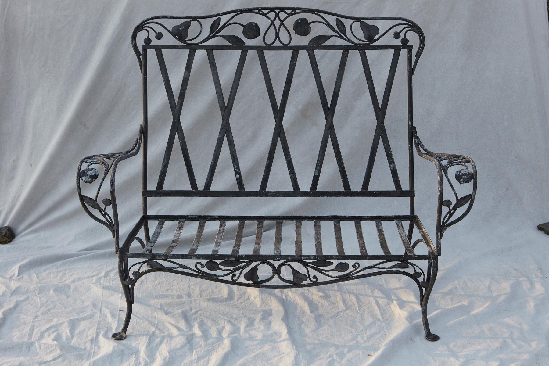 A rare Salterini elaborate wrought iron love seat from his Della Robbia Collection / Group from the 1940s.
The love seat is in a very good condition, solid and sturdy, part of the Neva-Rust outdoor product range of Salterin's garden furniture.
The