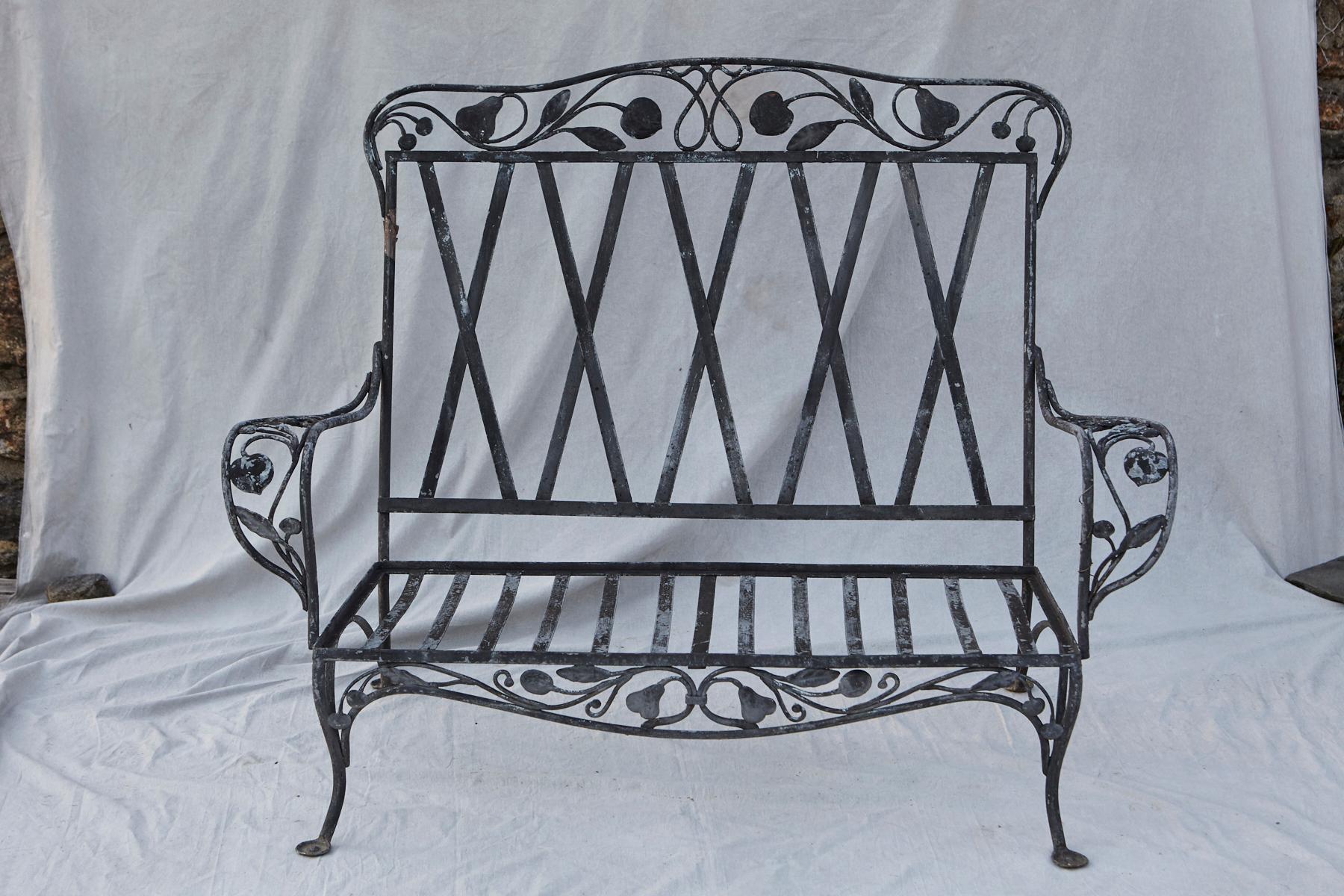 A rare Salterini elaborate wrought iron love seat from his Della Robbia collection / Group from the 1940s.
The loveseat is in a very good condition, solid and sturdy, part of the Neva-Rust outdoor product range of Salterin's garden furniture.
The