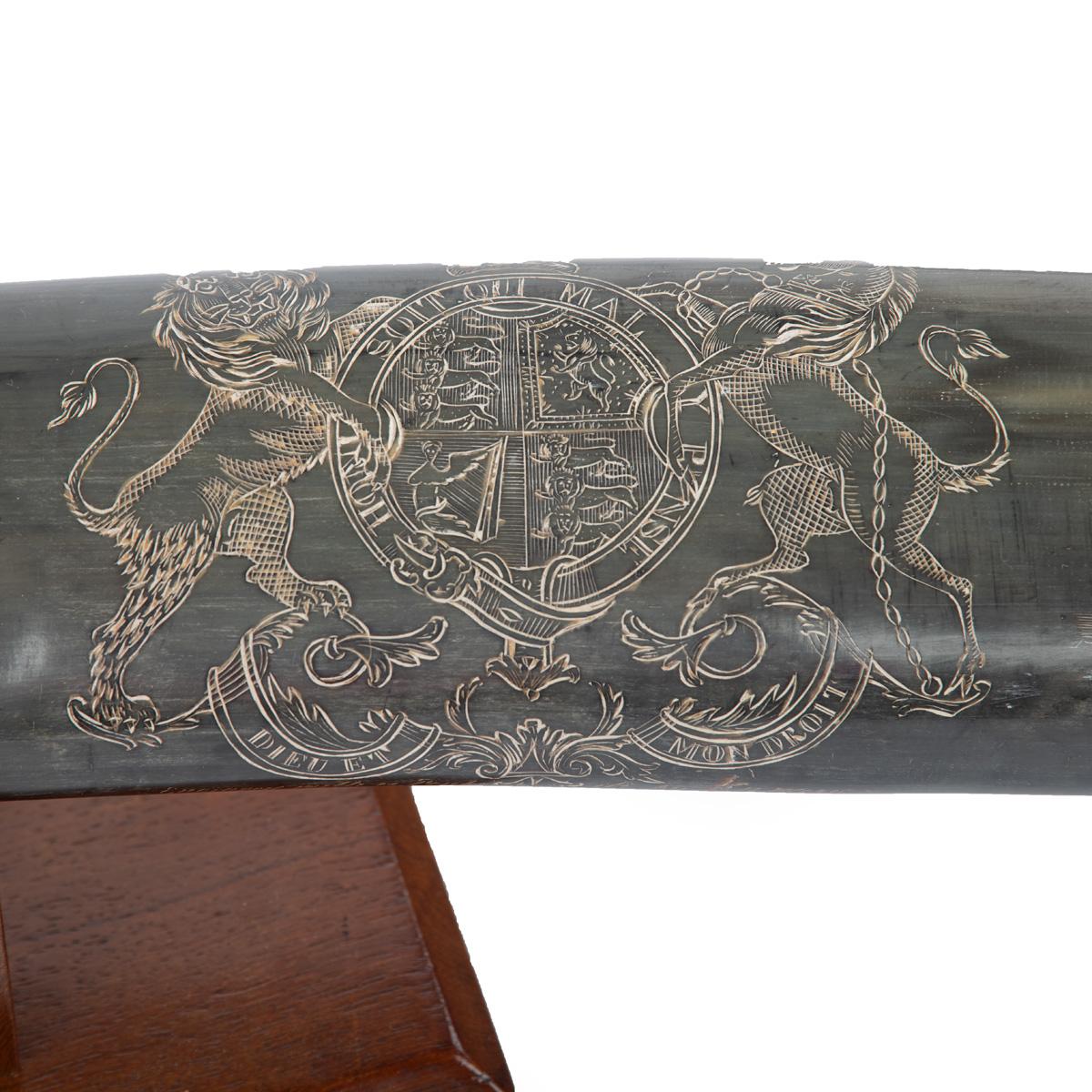 Un raro corno decorato con scrimshaw attribuito a C.H. A. C. Legno in vendita 11