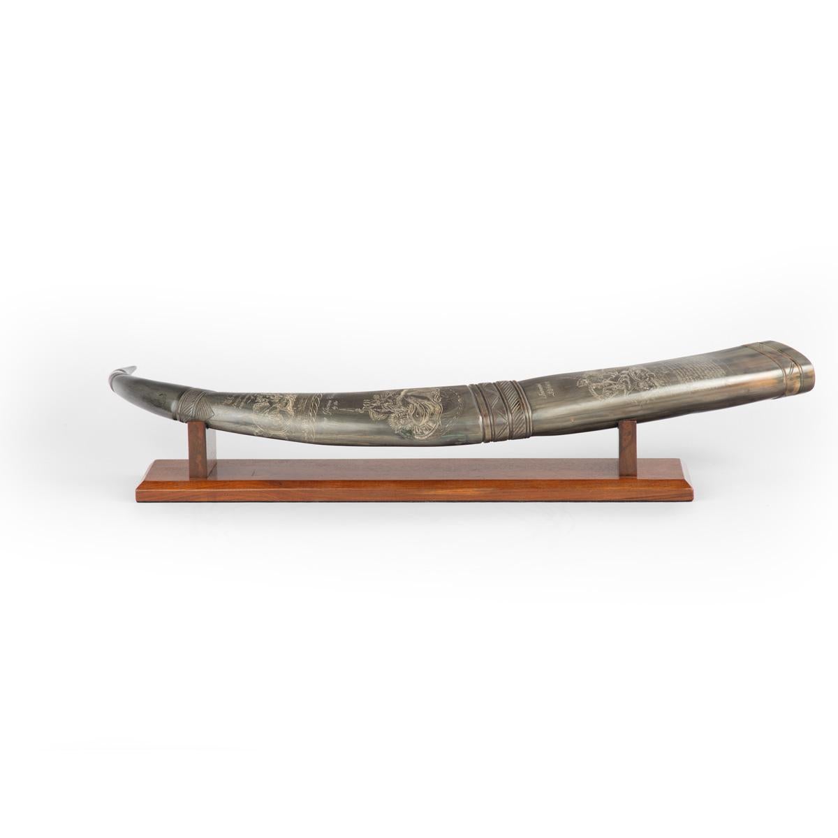 Un raro corno decorato con scrimshaw attribuito a C.H. A. C. Legno. Ogni corno arricciato è ornato con importanti motivi relativi alla Battaglia di Trafalgar e a iconiche navi da guerra. I nostri due corni sono esempi affascinanti del lavoro di