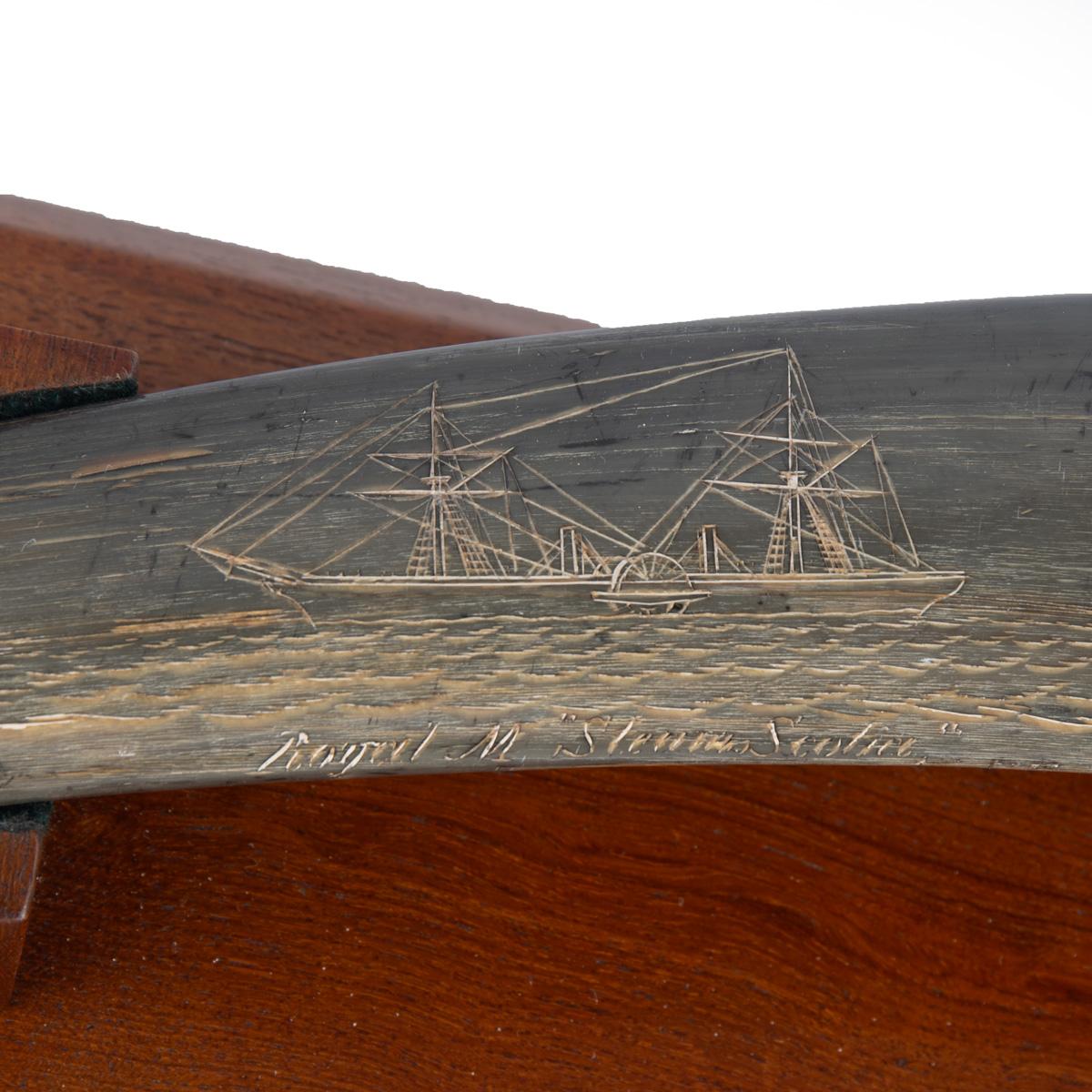 Un raro corno decorato con scrimshaw attribuito a C.H. A. C. Legno in vendita 14