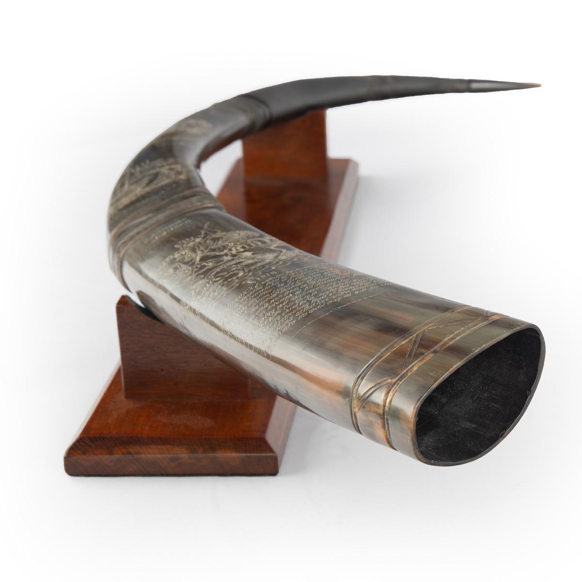 Inglese A rare scrimshaw decorated horn attributed to C.H. Wood in vendita