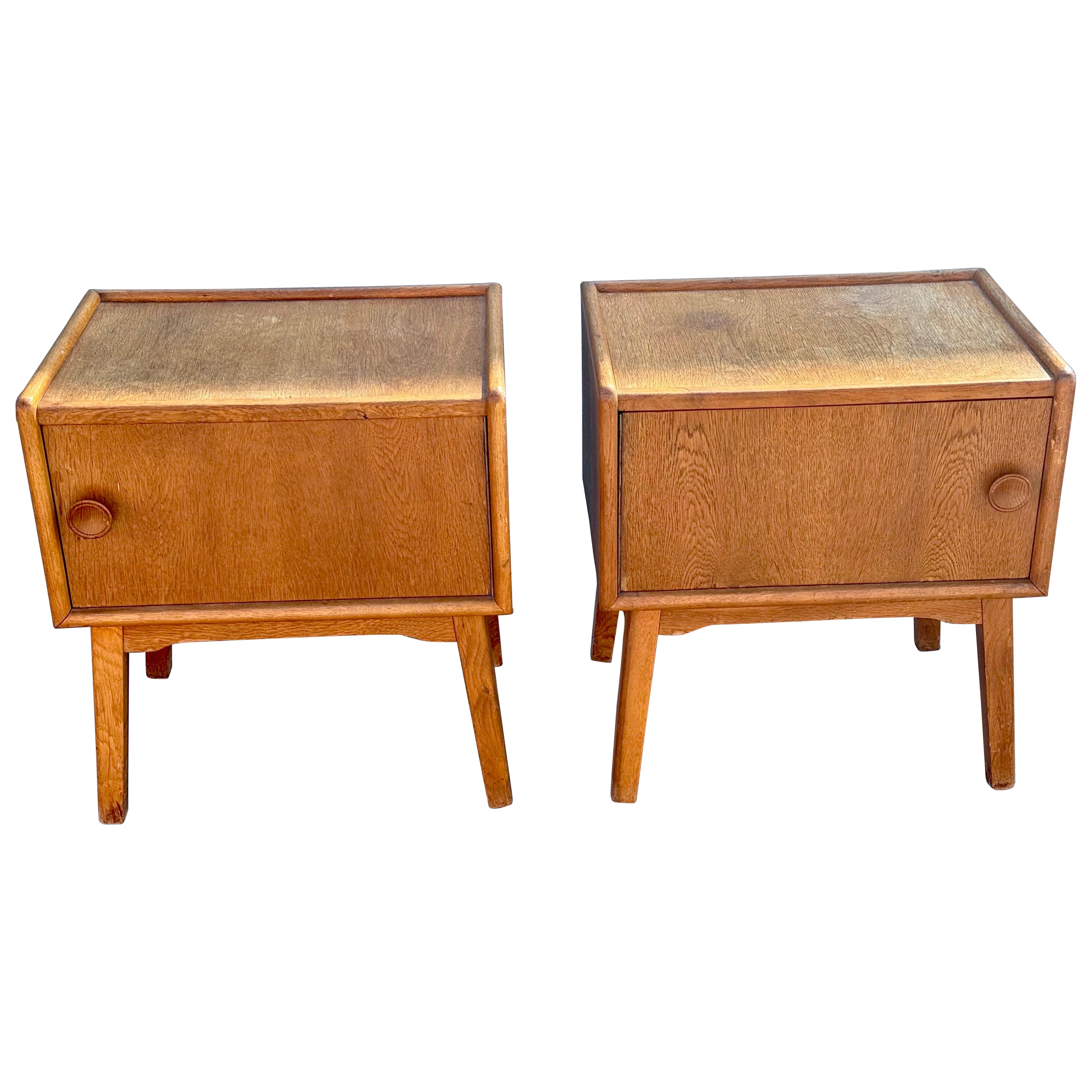 Un raro set di comodini danesi in legno di quercia degli anni 
40 in vendita