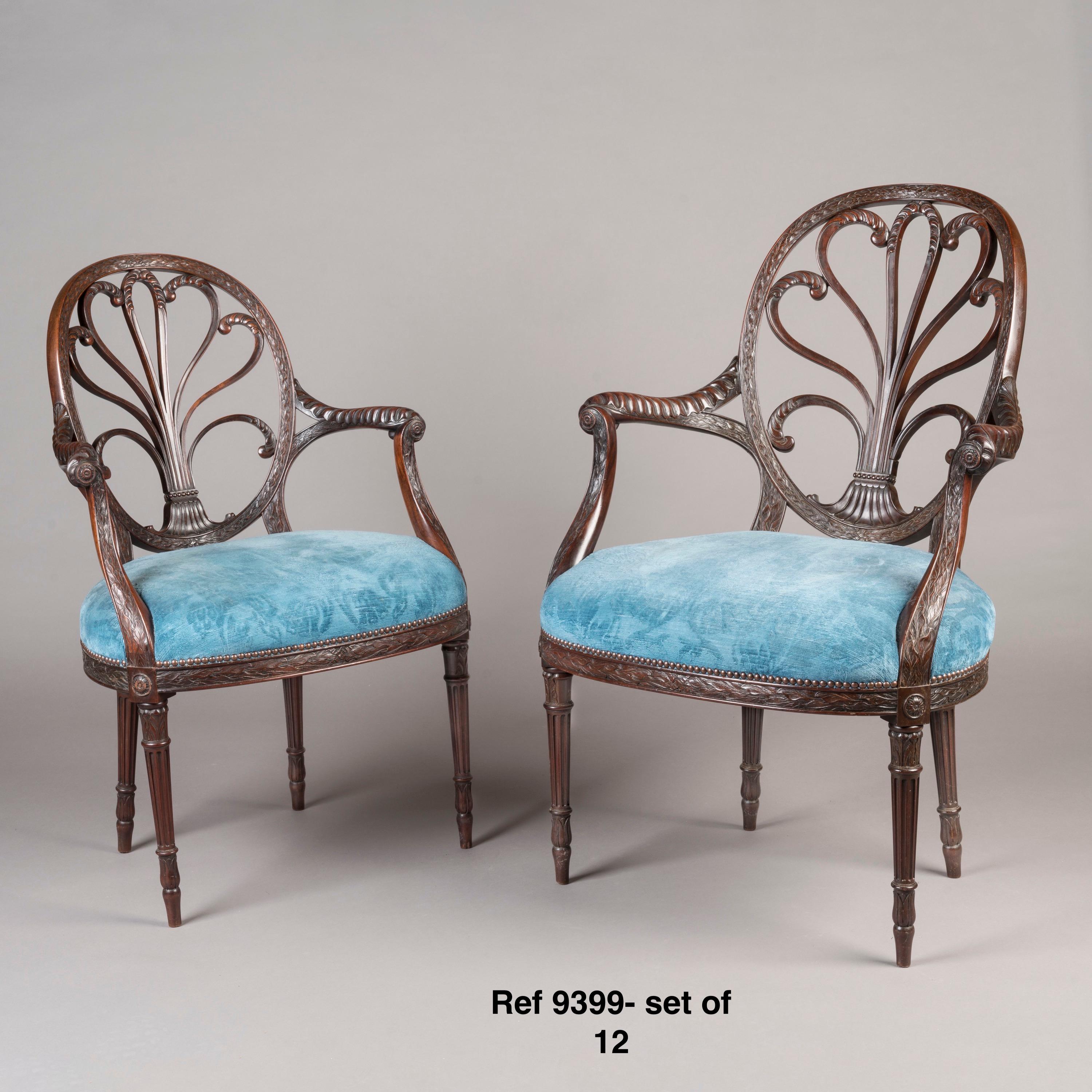 Seltener Satz von 12 geschnitztenen Mahagoni-Esszimmerstühlen im neoklassischen Revival-Stil  (Neoklassisches Revival) im Angebot