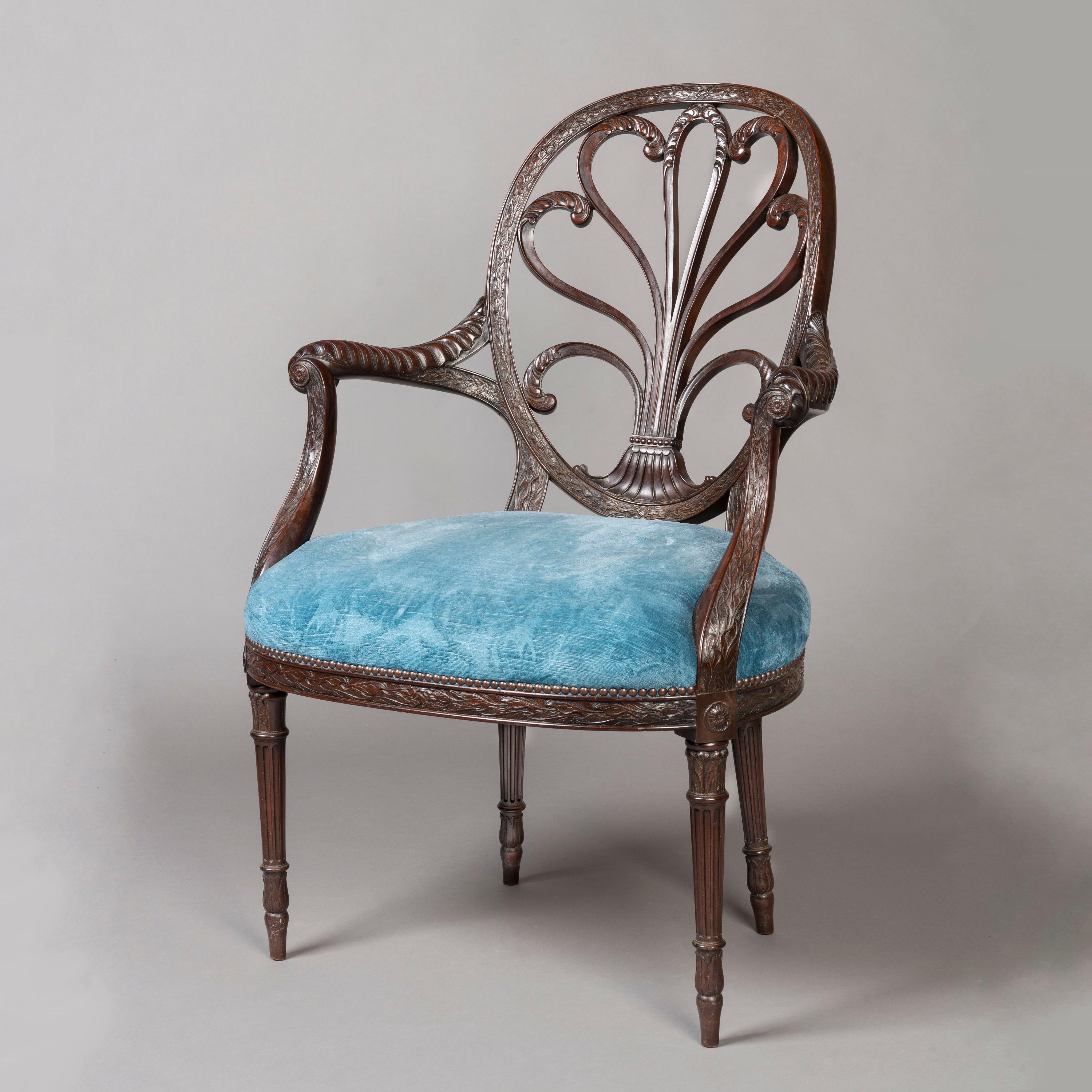Seltener Satz von 12 geschnitztenen Mahagoni-Esszimmerstühlen im neoklassischen Revival-Stil  (Englisch) im Angebot