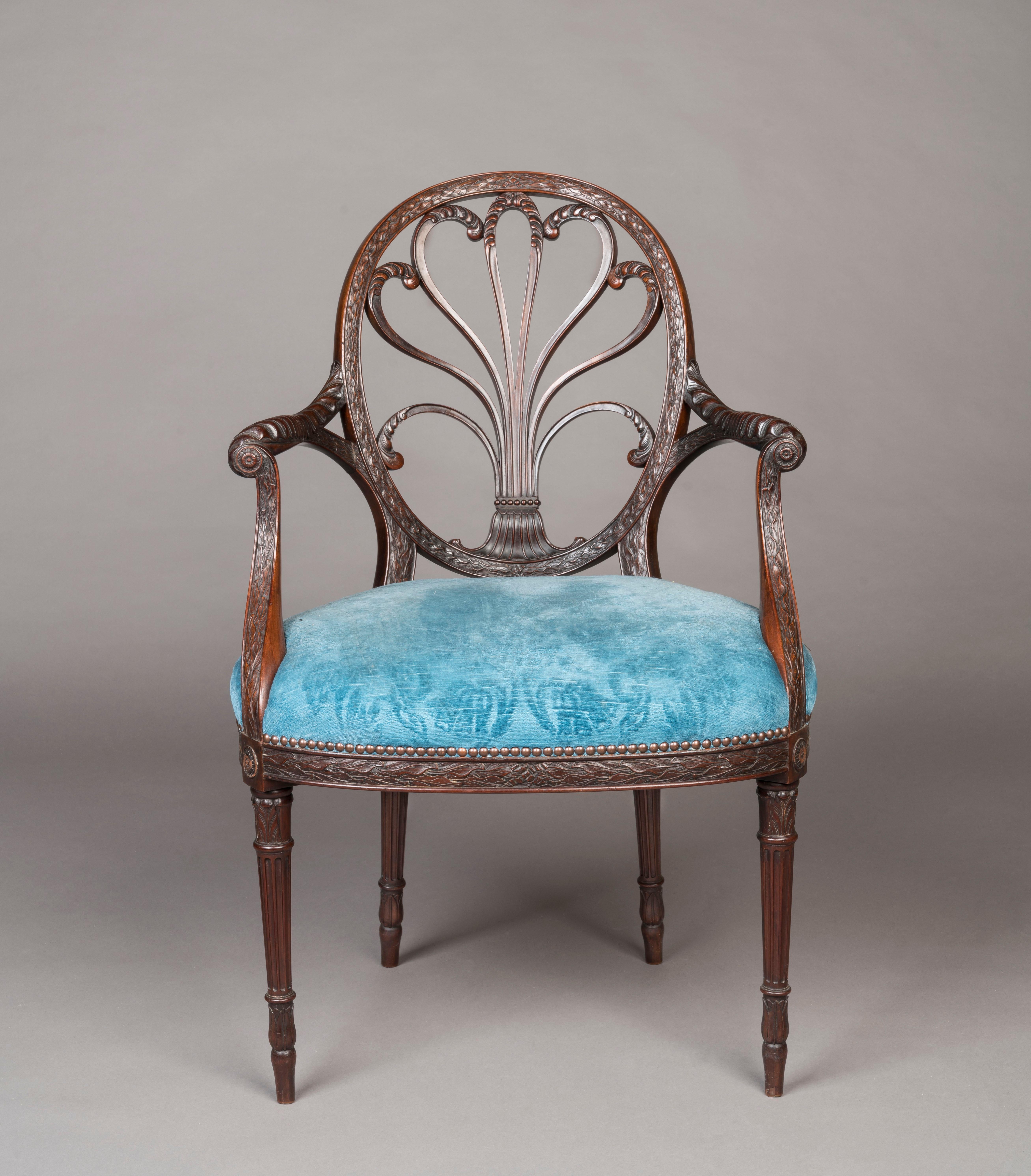 Seltener Satz von 12 geschnitztenen Mahagoni-Esszimmerstühlen im neoklassischen Revival-Stil  im Zustand „Gut“ im Angebot in London, GB