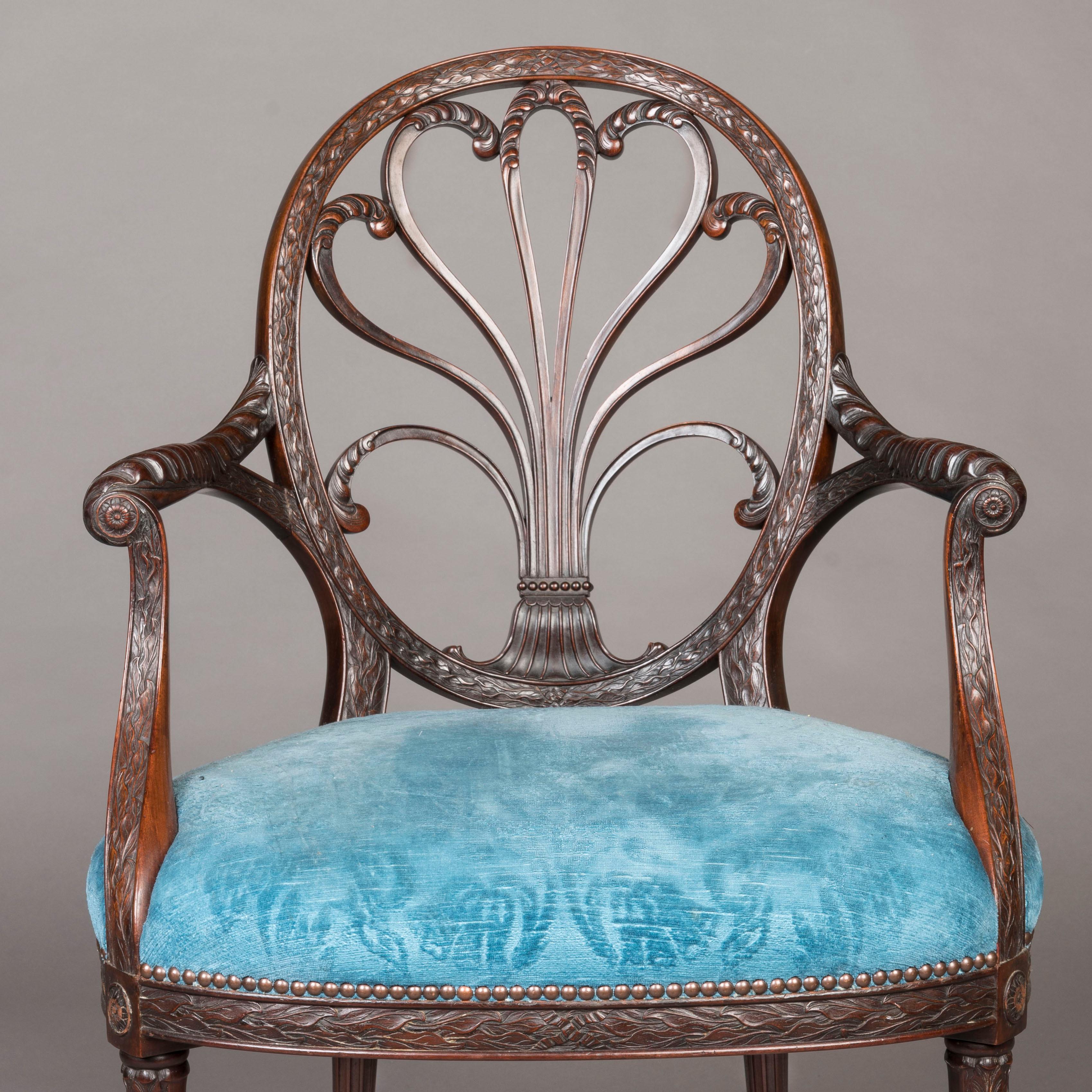 Seltener Satz von 12 geschnitztenen Mahagoni-Esszimmerstühlen im neoklassischen Revival-Stil  (20. Jahrhundert) im Angebot