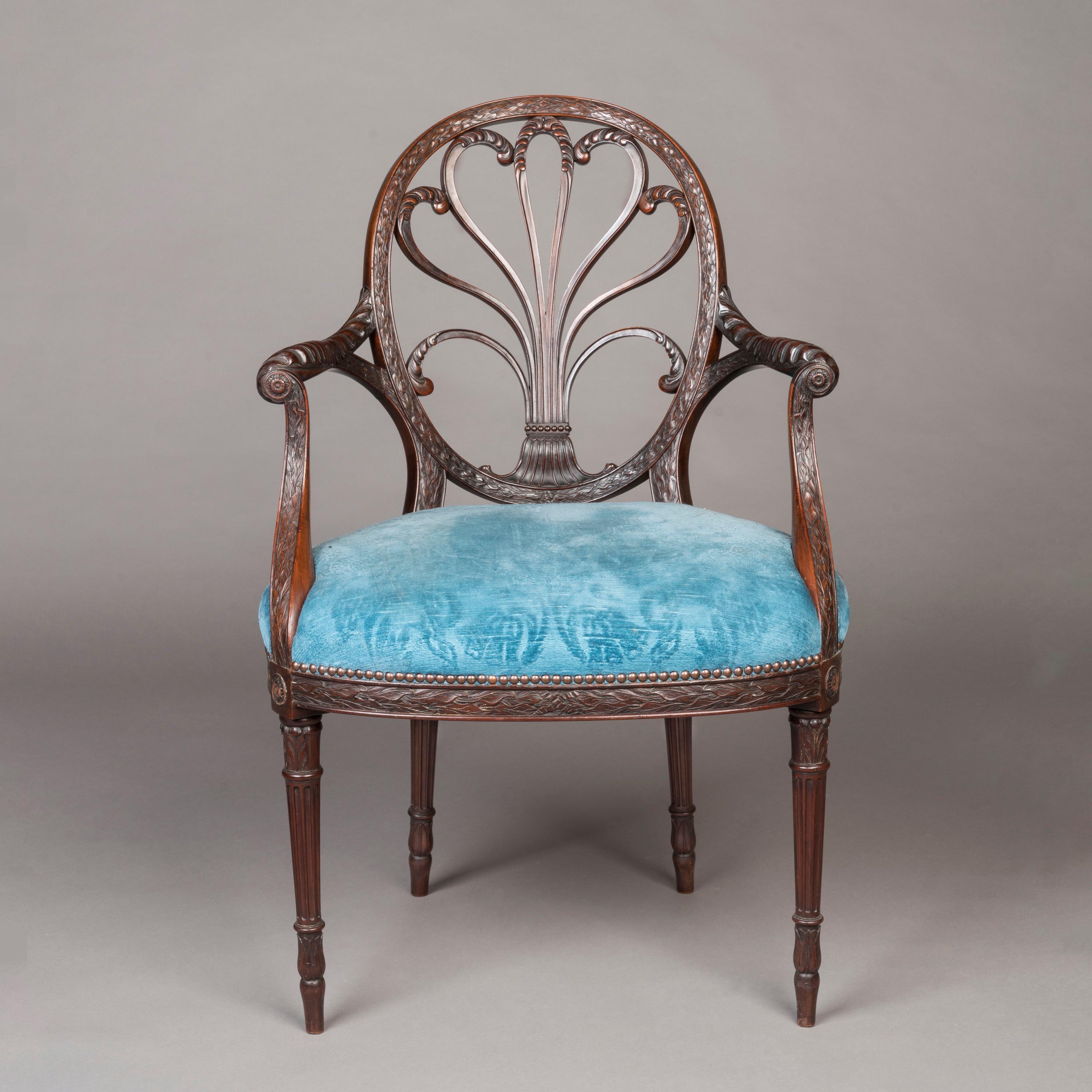 Acajou Rare ensemble de 12 chaises de salle à manger en acajou sculpté de style néo-classique Revive  en vente