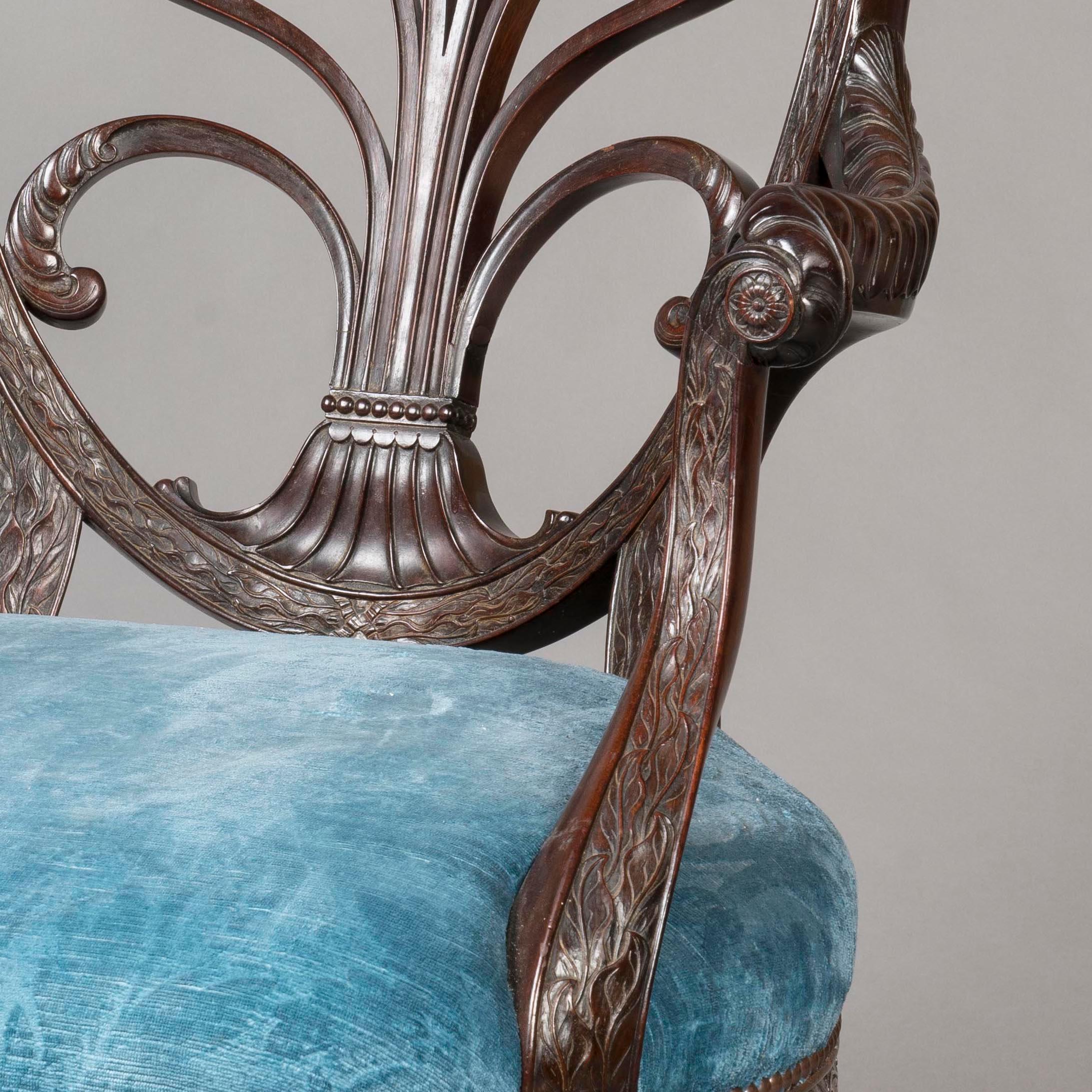 Rare ensemble de 12 chaises de salle à manger en acajou sculpté de style néo-classique Revive  en vente 1