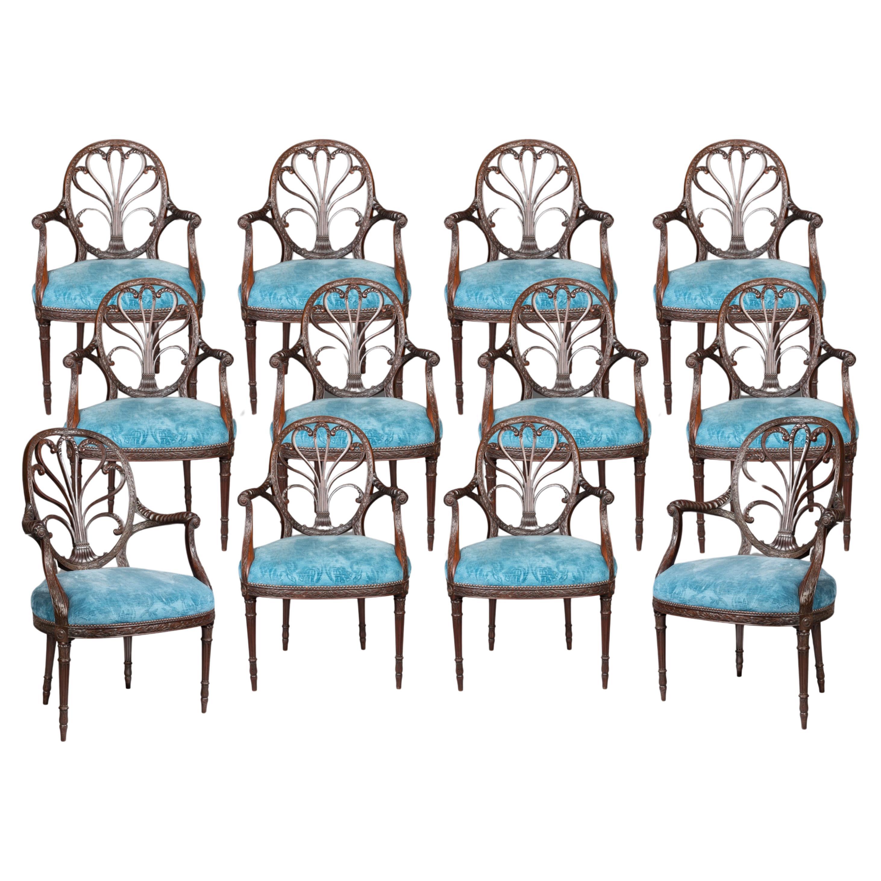 Rare ensemble de 12 chaises de salle à manger en acajou sculpté de style néo-classique Revive  en vente