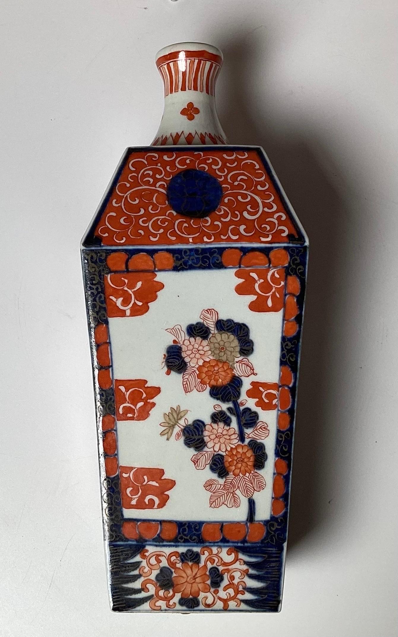 Seltener Satz von 4 Vasen in Imari-Flaschenform aus der Meiji-Periode (Porzellan) im Angebot