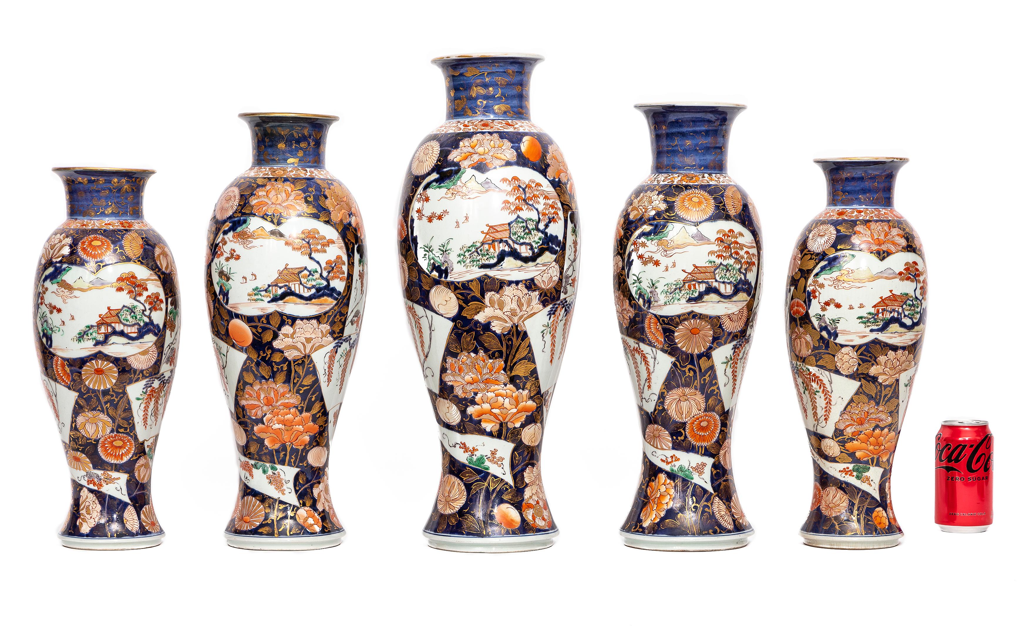 Ein exklusiver und seltener Satz von fünf japanischen Arita-Porzellanvasen im Imari-Stil aus der Edo-Zeit. Diese Garnitur spiegelt die Nachfrage nach dekorativen Porzellan-Ensembles in ganz Europa wider, insbesondere in den Niederlanden, wo solche
