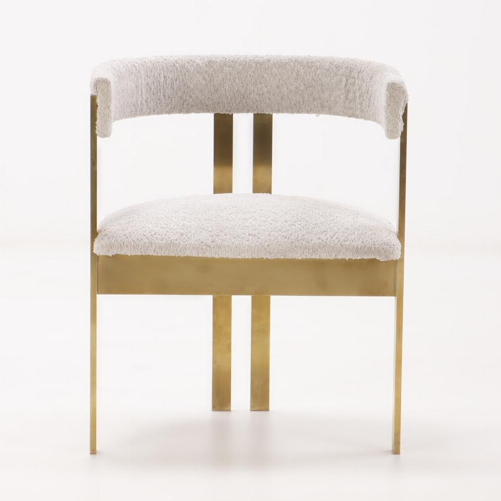 Un ensemble rare de chaises en laiton et en fer attribué à Afra et Tobia Scarpa 1960. Sièges en tissu récent. Quantité de huit.