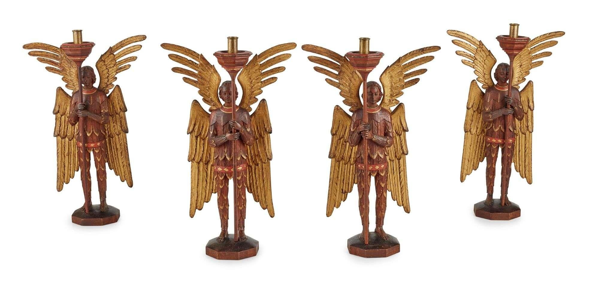Rare ensemble de quatre bougeoirs Art Angels, vers 1900 Anglais, à la manière de Sir Ninian Comper, en chêne sculpté et peint, en laiton, avec des ornements dorés. Ces bougeoirs représentent des anges à plumes tenant des bougeoirs en l'air.
