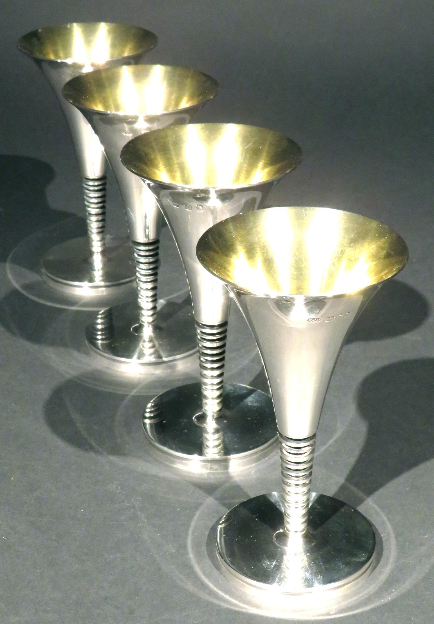 Postmoderne Rare flûtes à champagne en argent sterling conçues pour le anniversaire Elizabeth II Silver Jubilee en vente