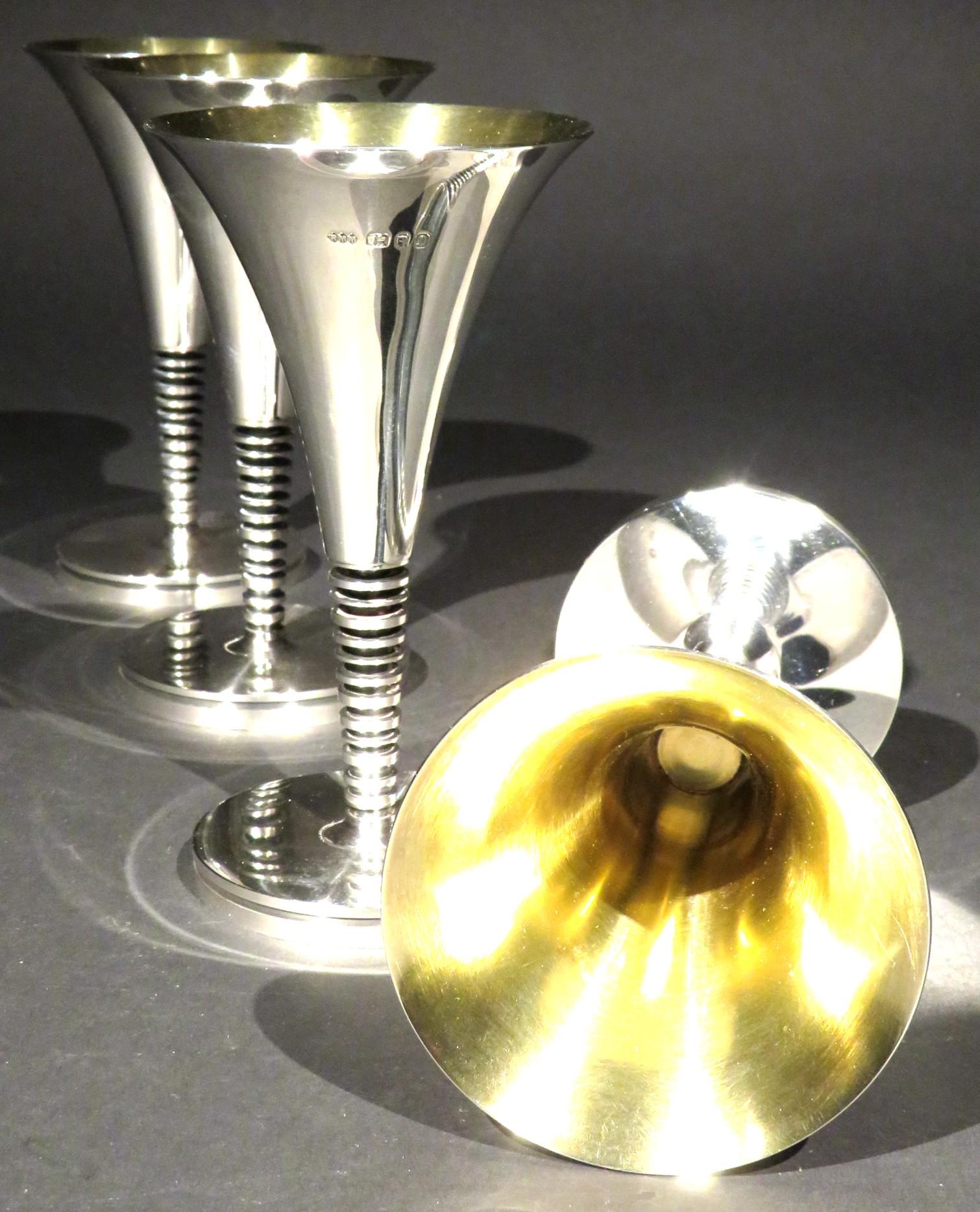 Anglais Rare flûtes à champagne en argent sterling conçues pour le anniversaire Elizabeth II Silver Jubilee en vente