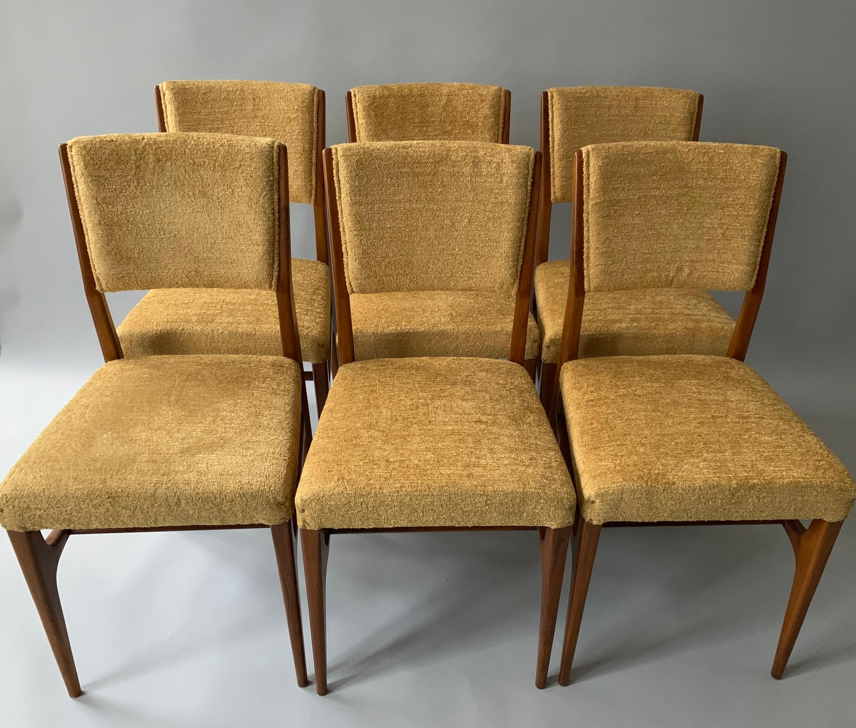 Produttore: Cassina modello #601

Data di produzione: circa 1950

Materiale: noce e tessuto

Dimensioni: 17,5