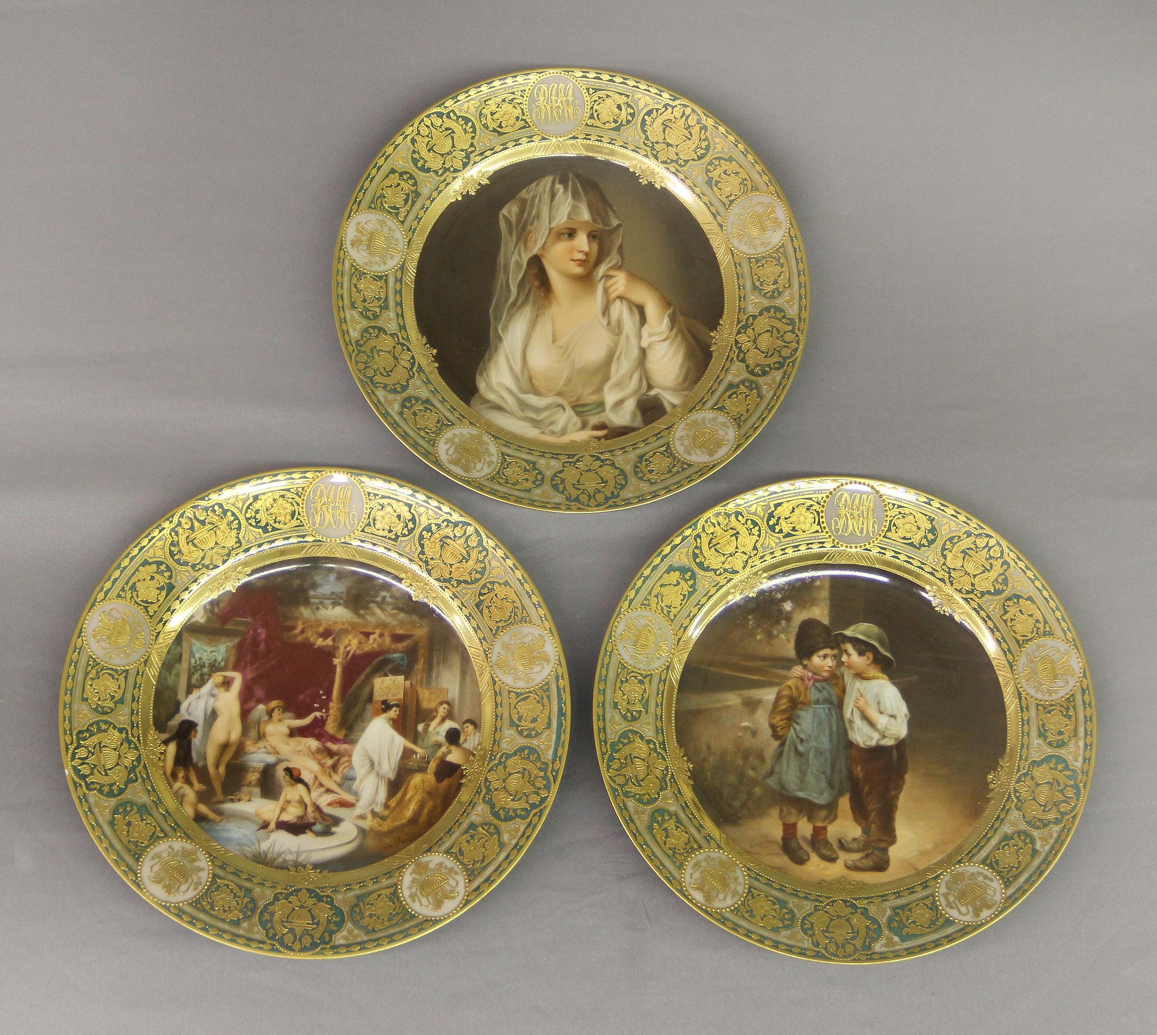 Un ensemble rare et fantastique de douze assiettes de collection en porcelaine allemande de Dresde datant de la fin du XIXe siècle

Chaque assiette est finement peinte d'un portrait et d'une scène historiques ou mythologiques différents, le bord